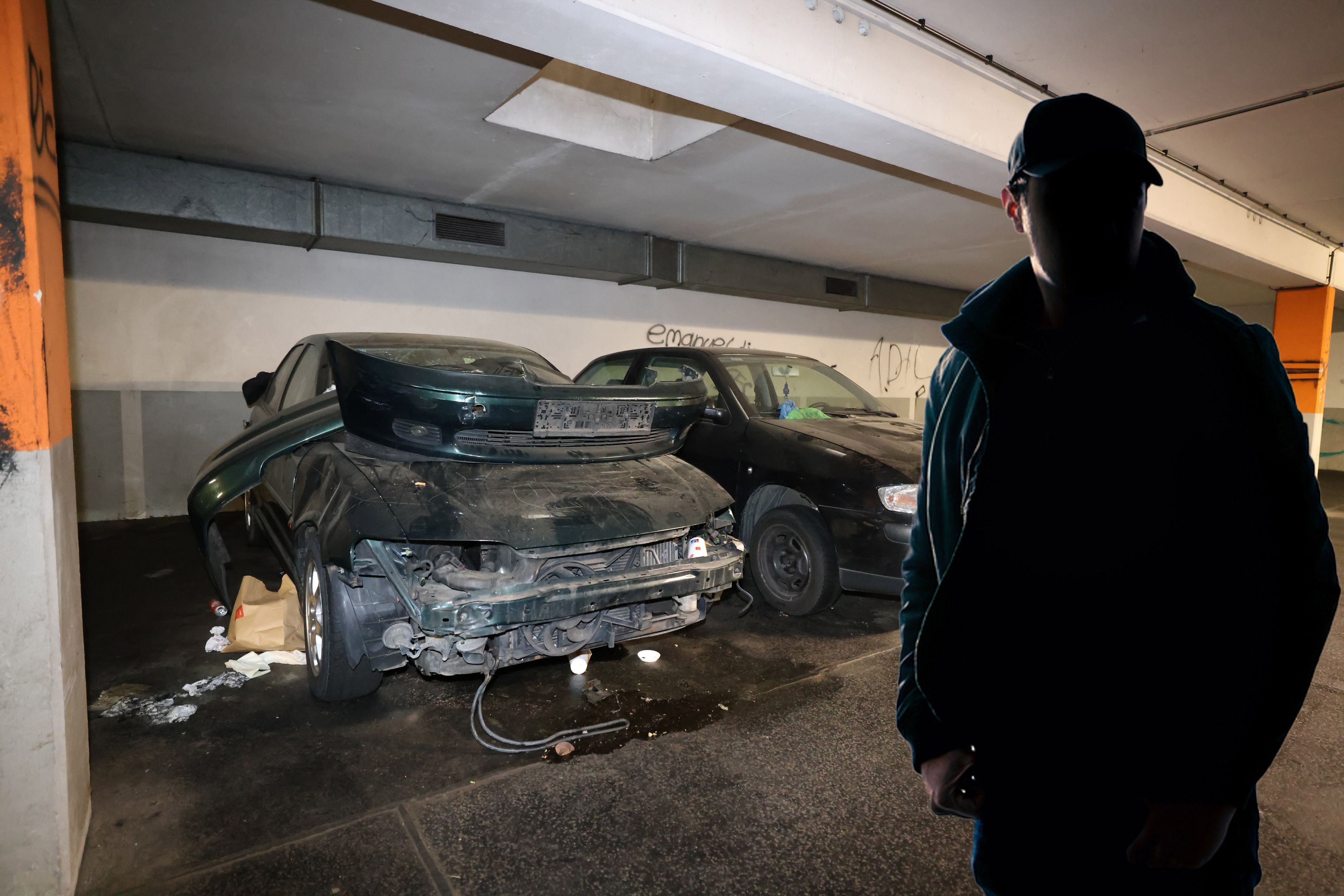 Aus Angst trauen sich viele Mieter nicht, etwas gegen die illegalen Reparatur-Arbeiten zu unternehmen.