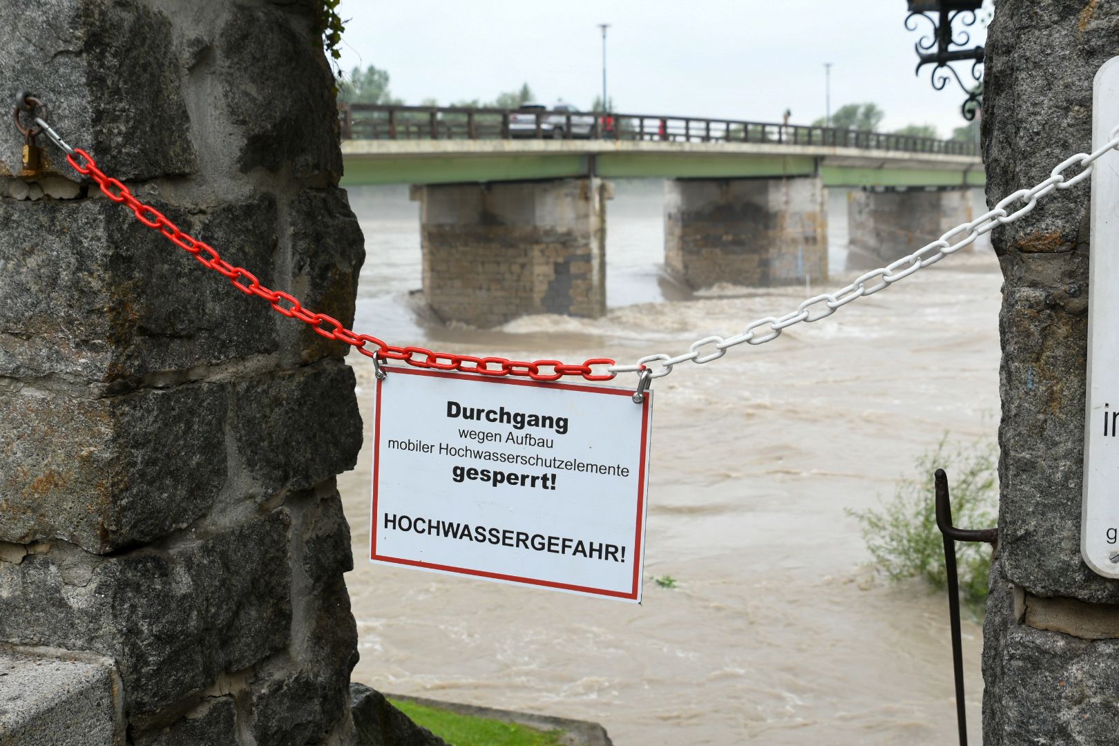Aufgrund der starken Regenfälle wurde in Schärding der mobile Hochwasserschutz aufgebaut.