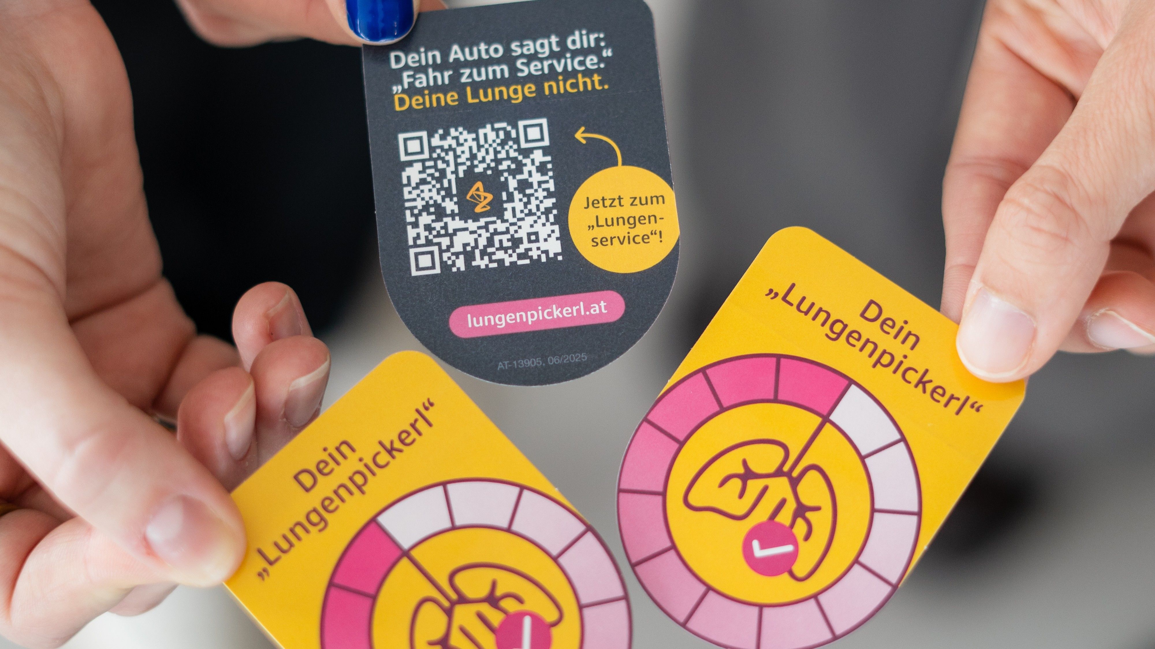 Das handliche „Lungenpickerl“ – gestaltet im Look des Auto-Pickerls – liegt demnächst in Hausarztpraxen österreichweit auf.