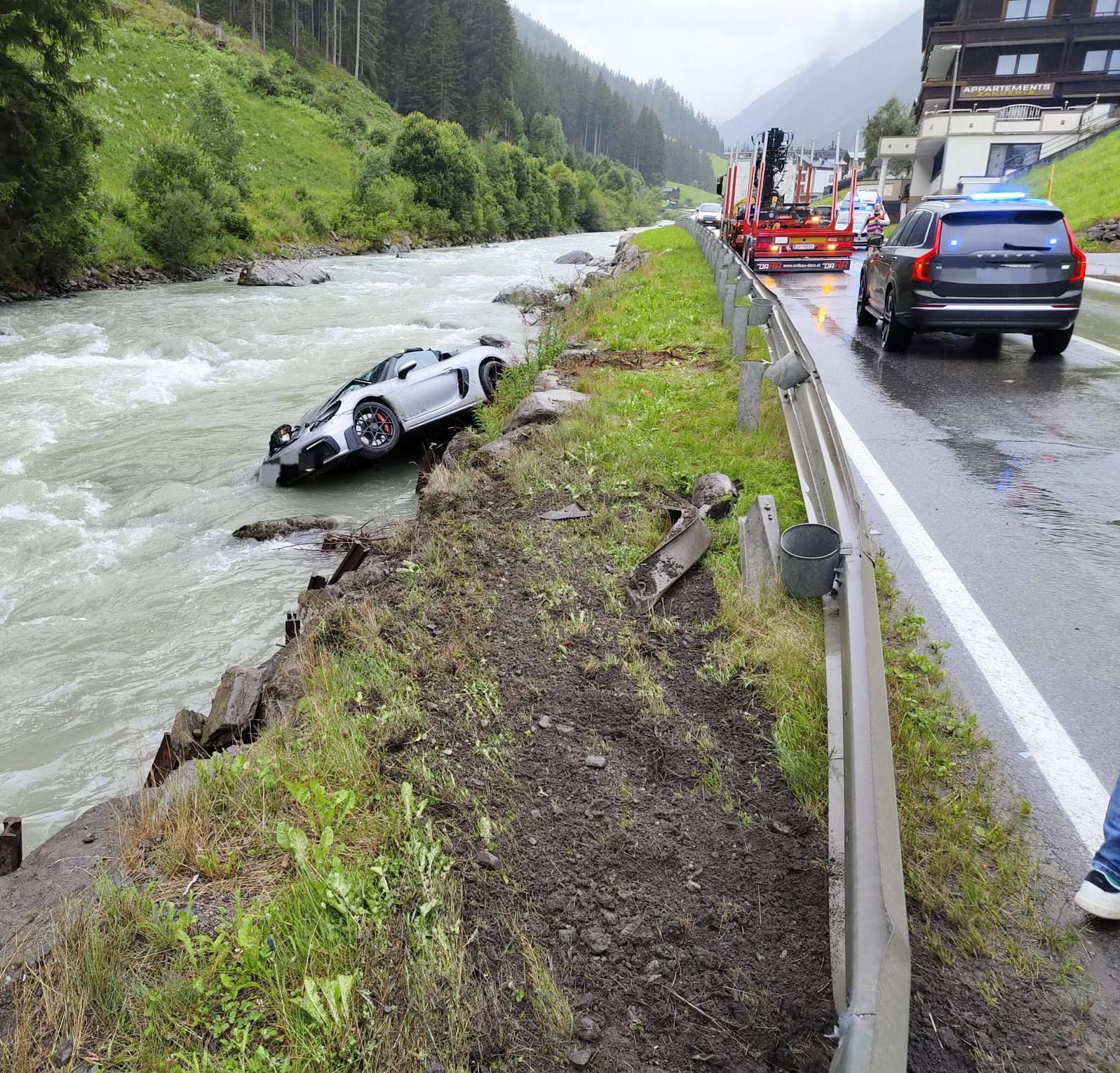 Der Porsche-Fahrer landete im Bachbett der Trisanna.