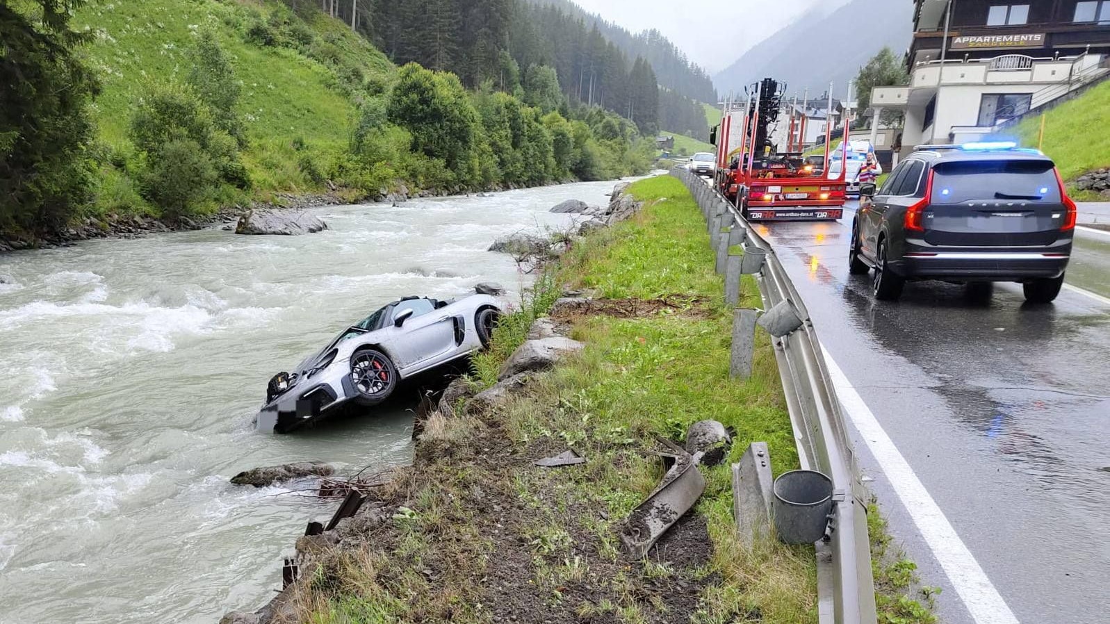 Heute.at - Brüder-Paar (50, 52) landet mit Miet-Porsche in Fluss