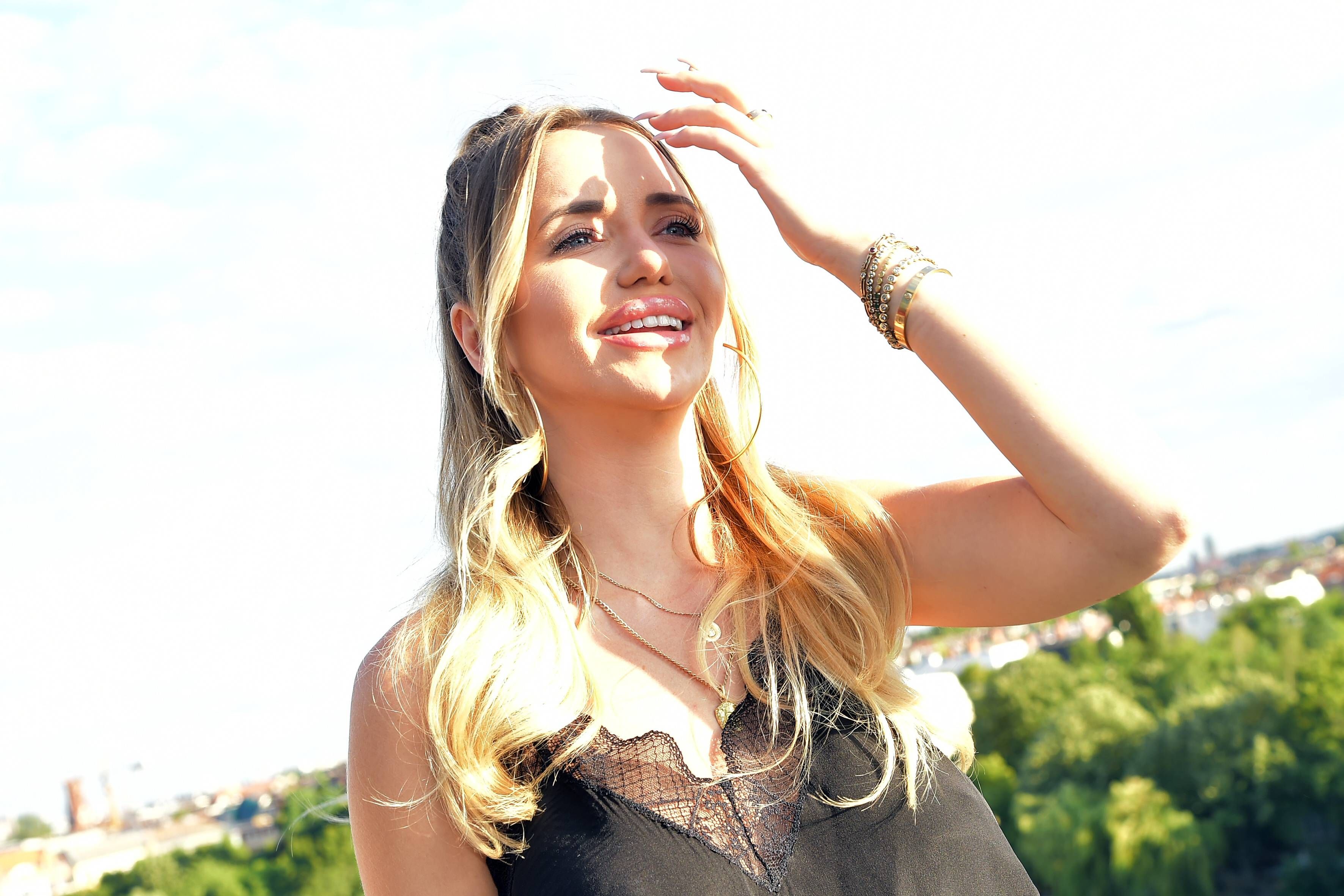 Heute.at - Diese Promis lassen für Geld die Hüllen fallen