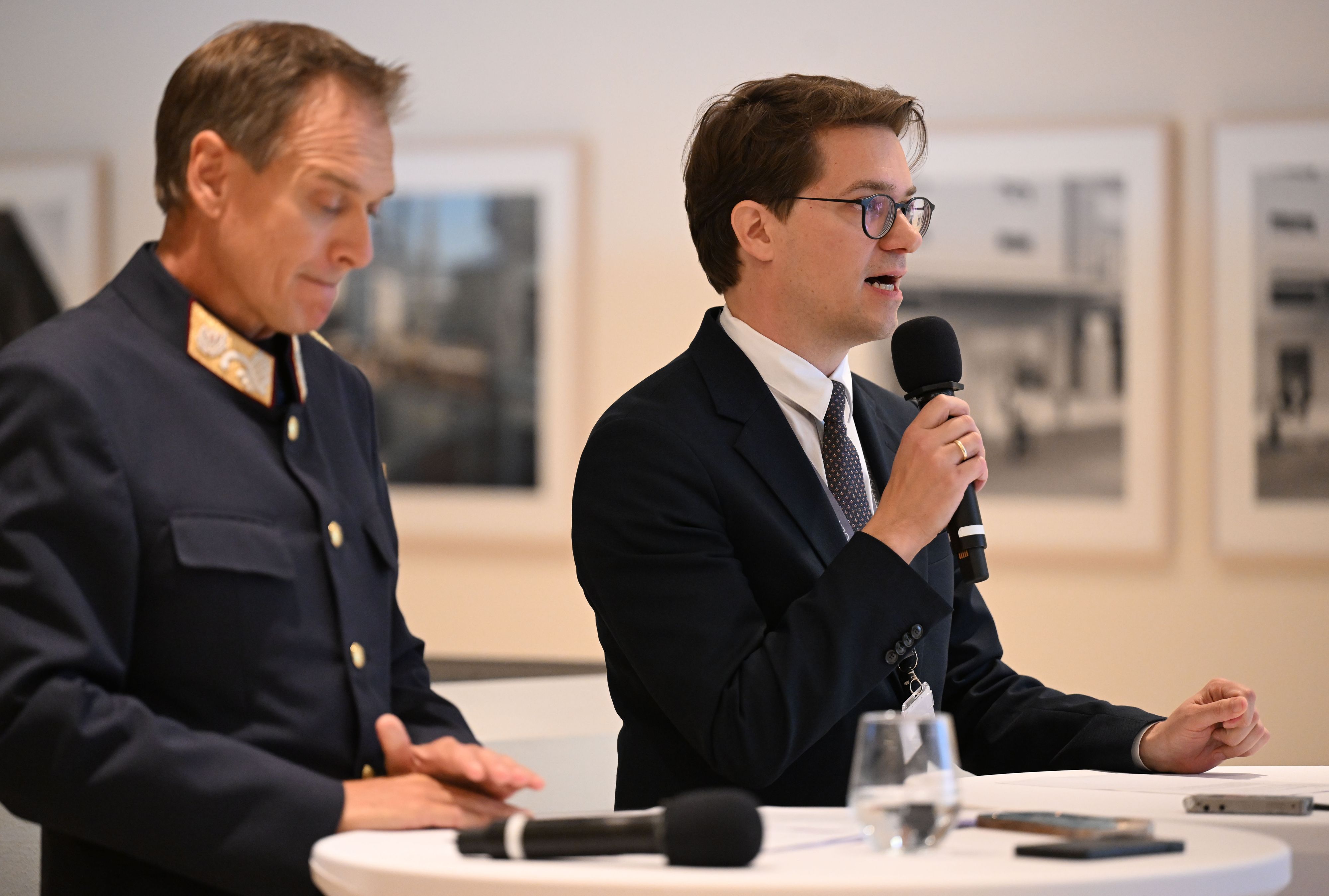 Landespolizeidirektor Bernhard Rausch und Lukas Crepaz (Kaufmännischer Direktor der Salzburger Festspiele) nach der Pro-Palästina-Störkaktion zur Festpieleröffnung.