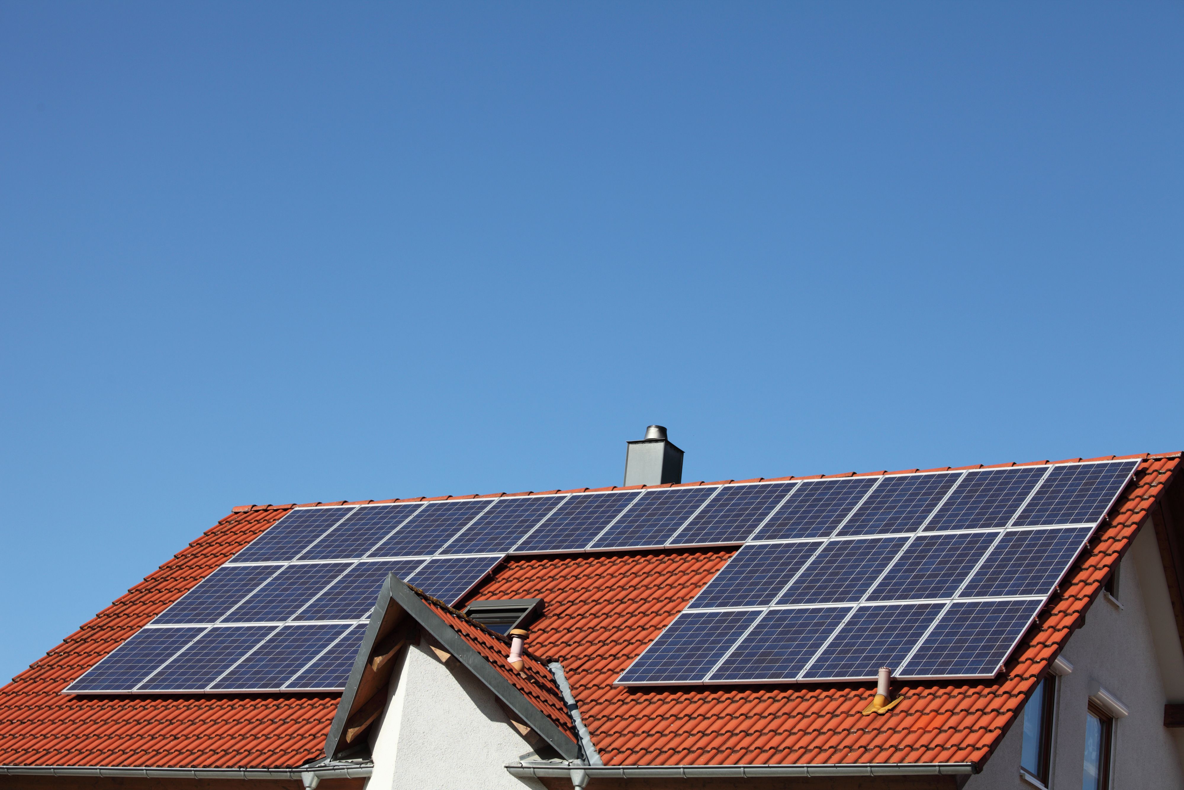 Wer mittels Photovoltaik Strom ins öffentliche Netz einspeist, soll künftig zur Kasse gebeten werden.