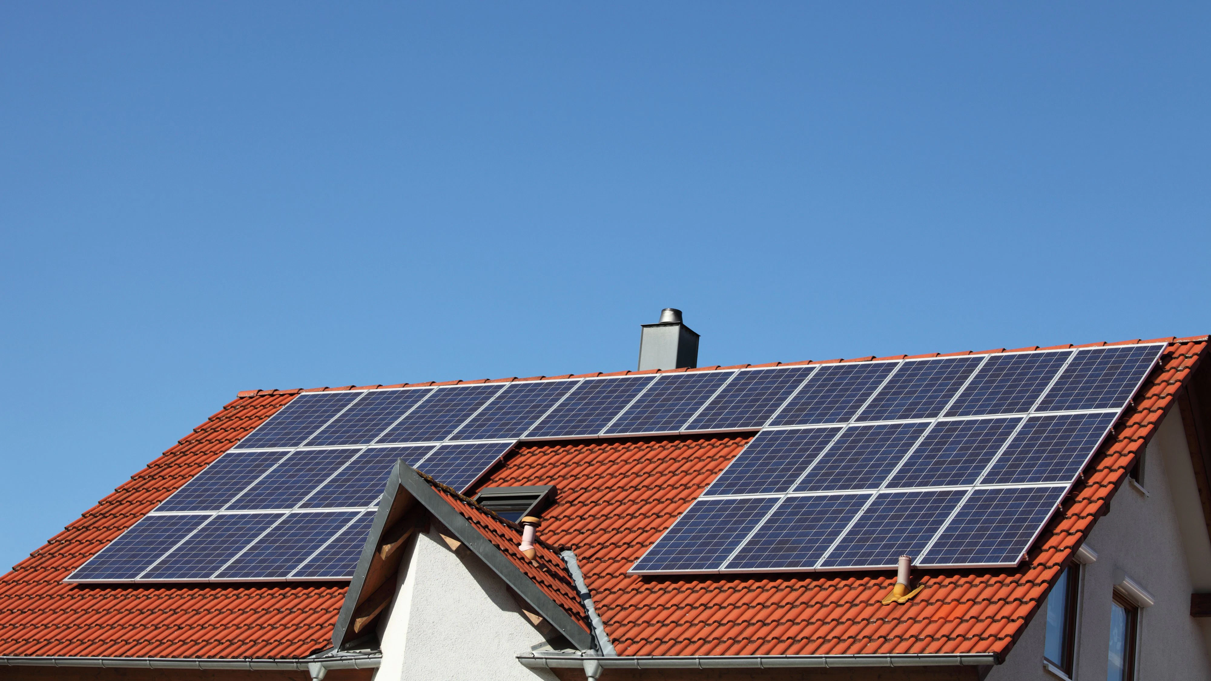 Wer mittels Photovoltaik Strom ins öffentliche Netz einspeist, soll künftig zur Kasse gebeten werden.