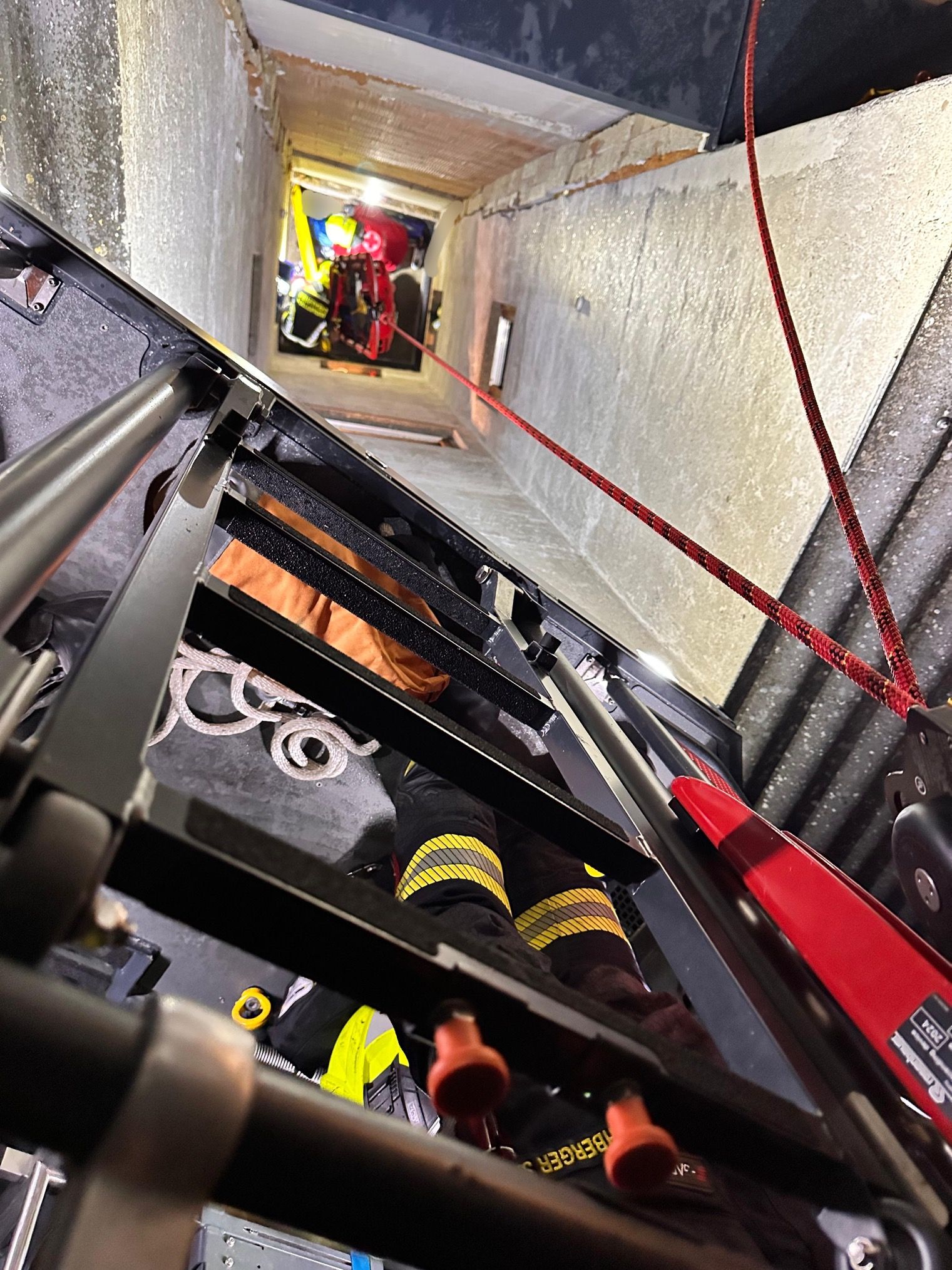 Jugendlicher stürzte in Schacht: Rettungsaktion der Feuerwehr