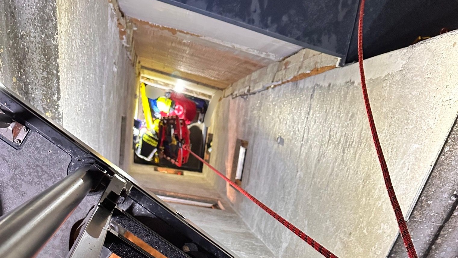 Heute.at - 17-Jähriger balancierte am Dach – acht Meter abgestürzt