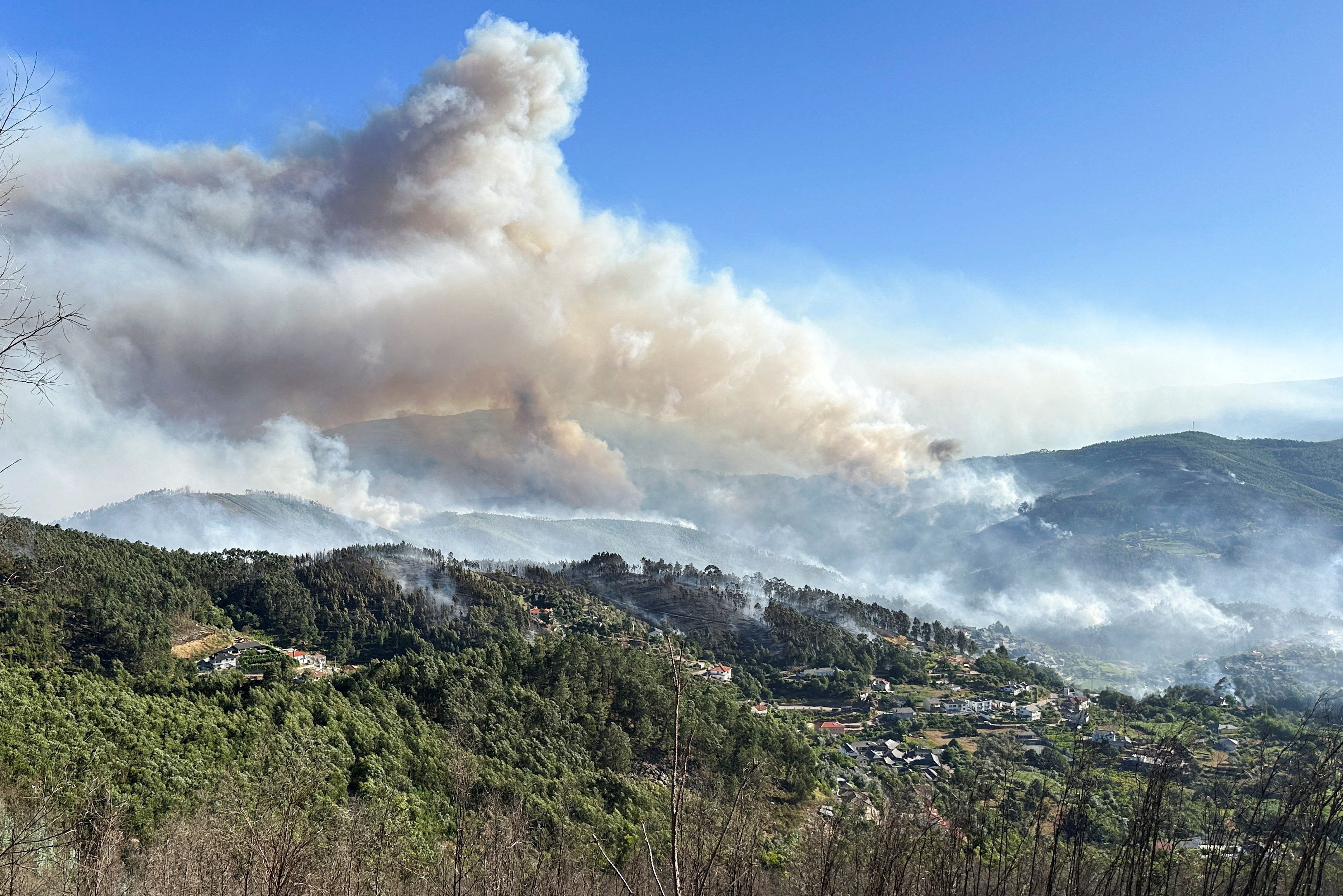 Mehr als 1.700 Feuerwehrleute waren im Einsatz, um mehrere große Waldbrände zu löschen.