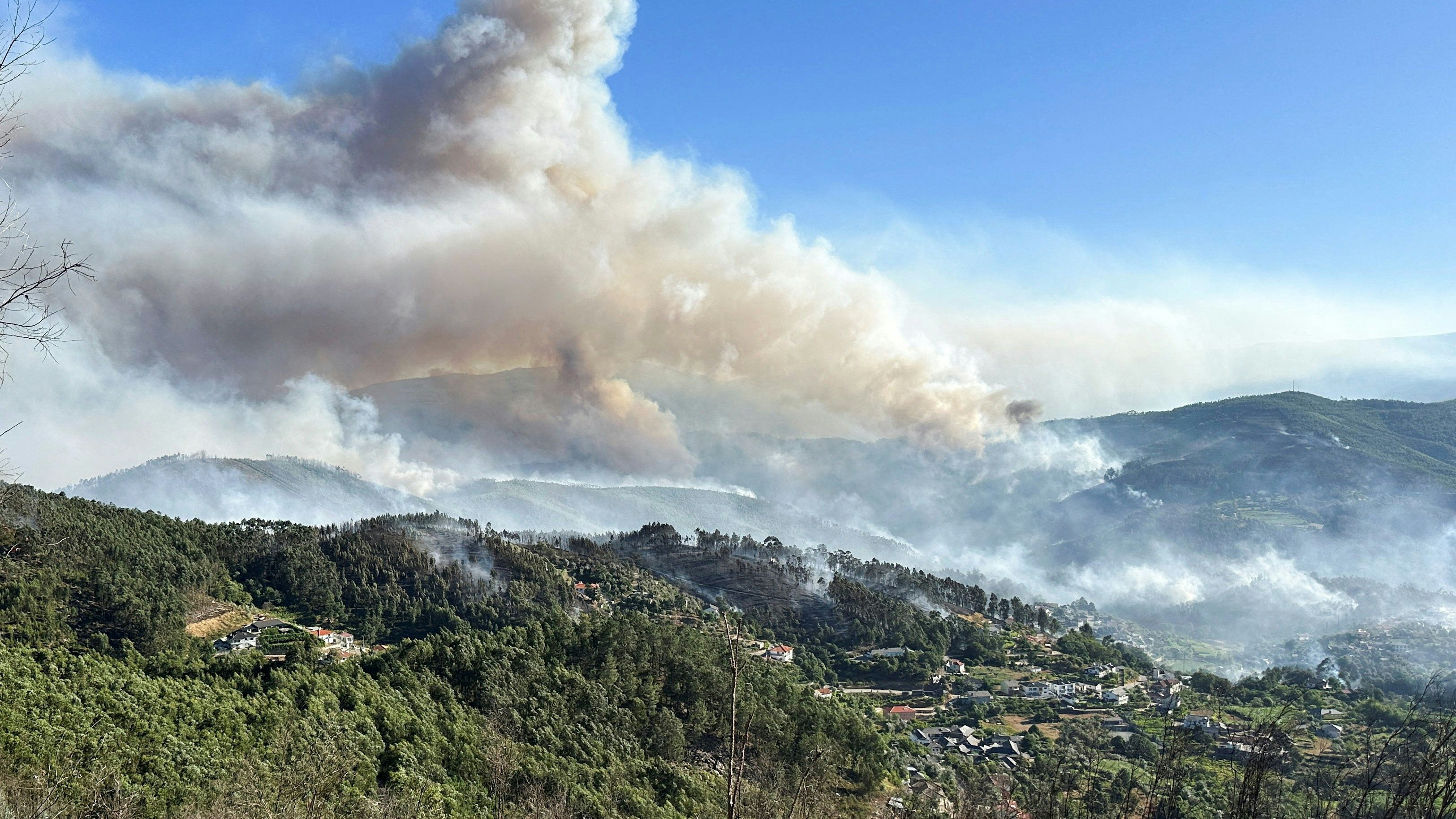 Heute.at - Feuer-Inferno auf Portugal – 1.700 Florianis im Einsatz
