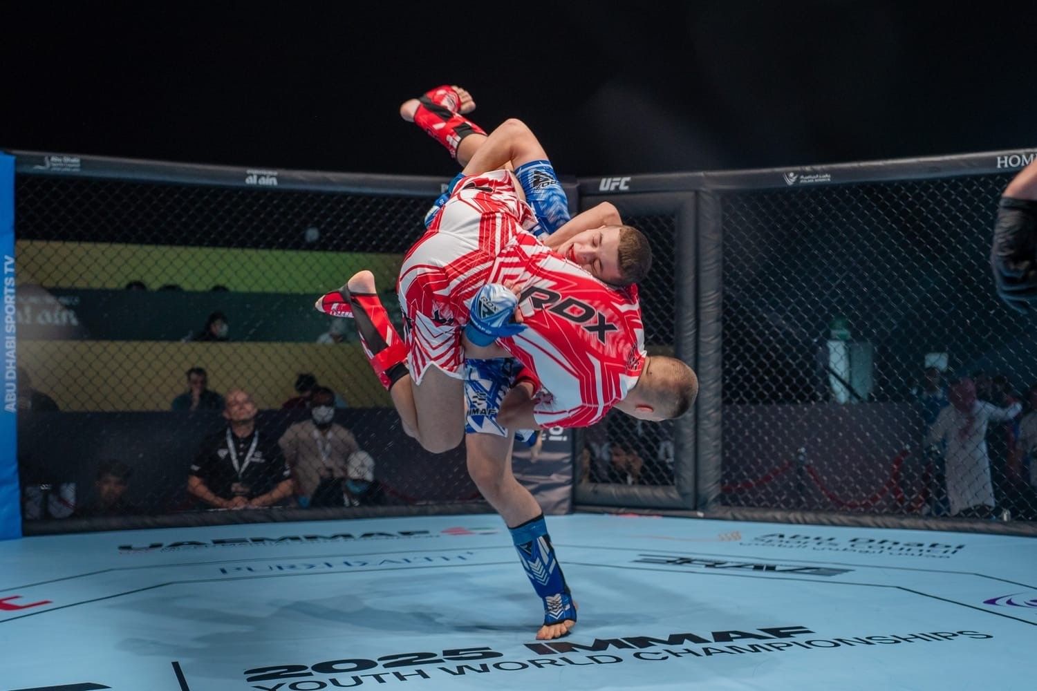 Rachim Isaev ( in blau) gewann nach vier Kämpfen die Goldmedaille.