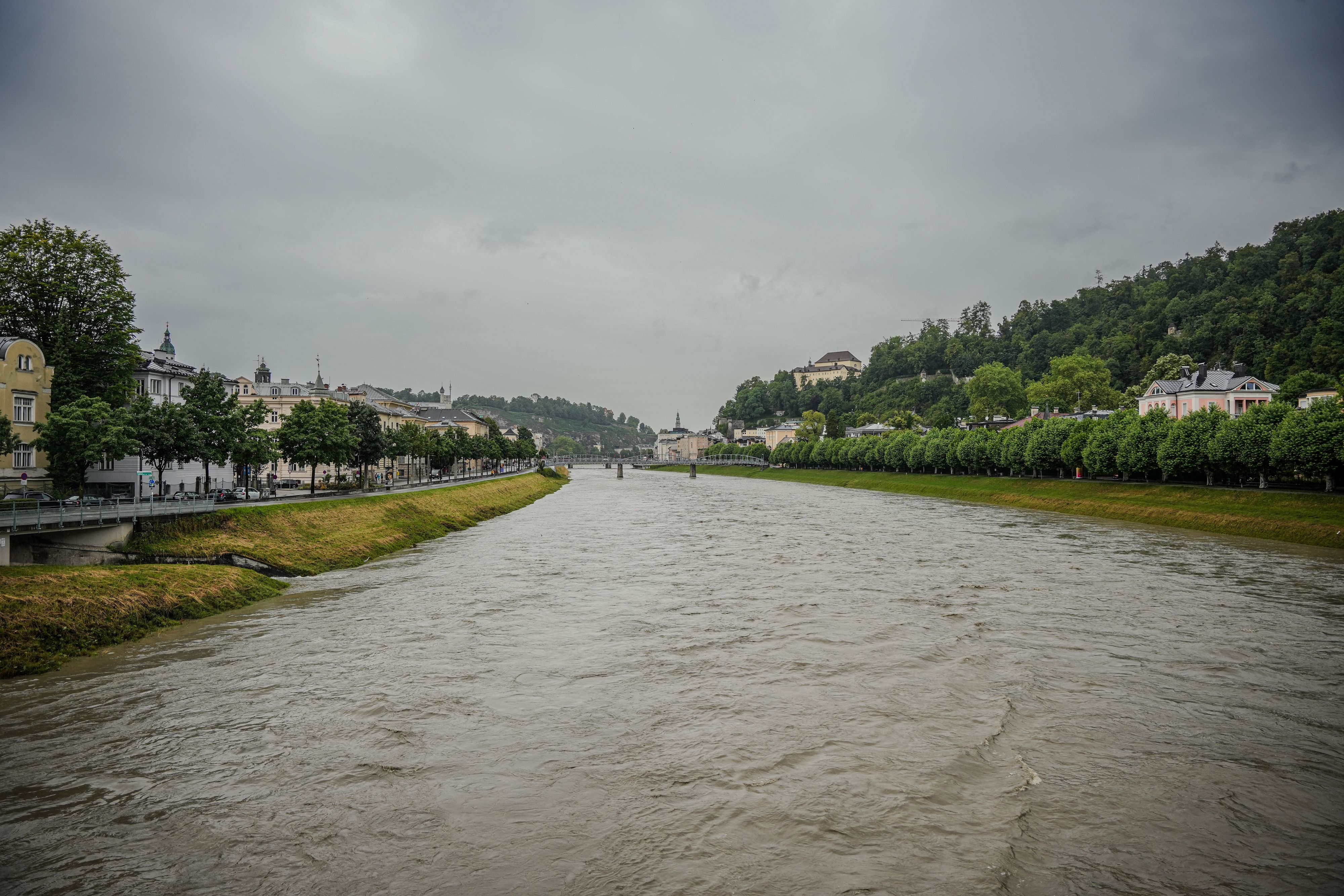 Aufgrund von Starkregen wurde die Warngrenze an der Salzach überschritten.