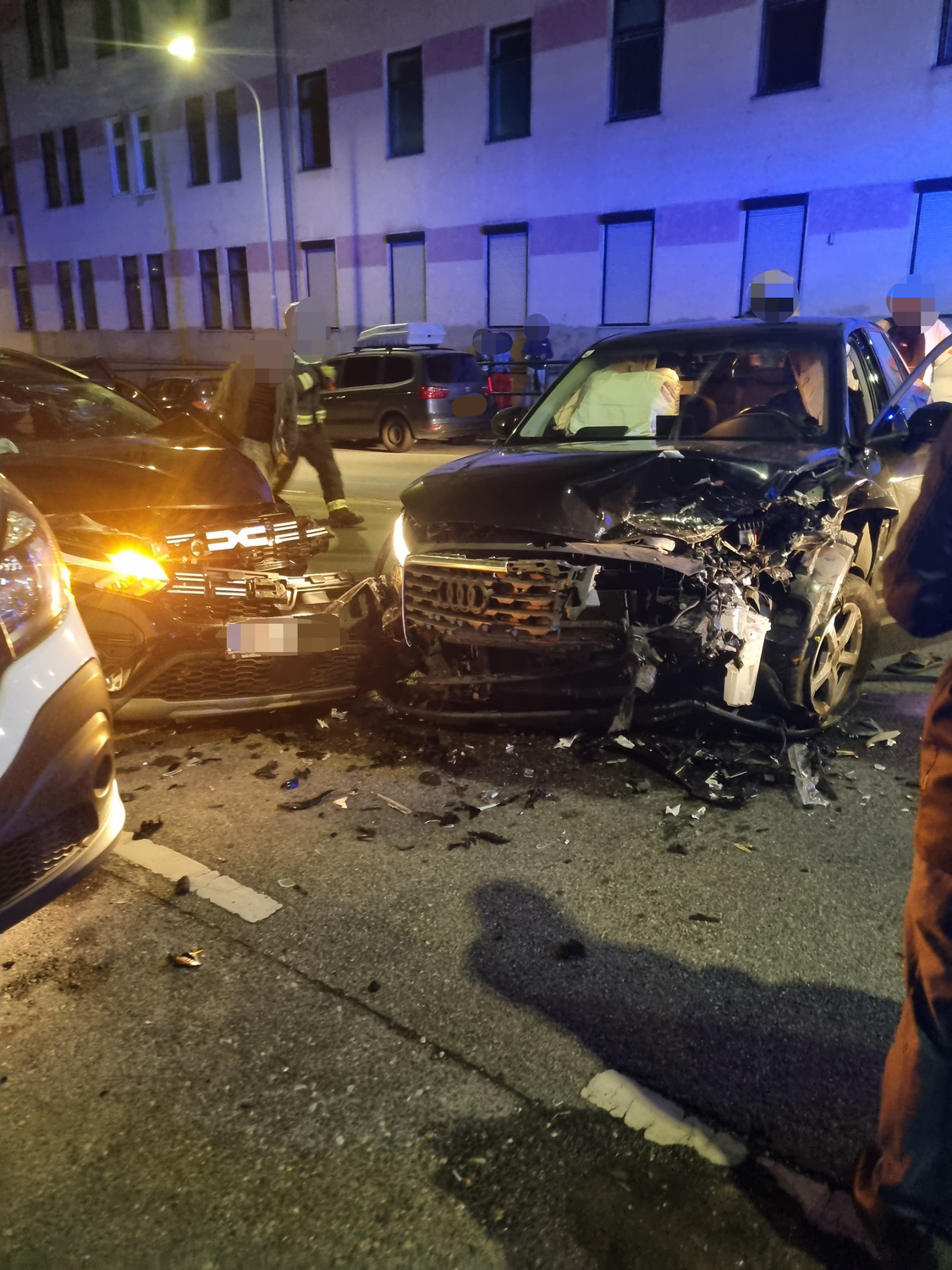 Der Crash sorgte für Totalschäden und drei Verletzte