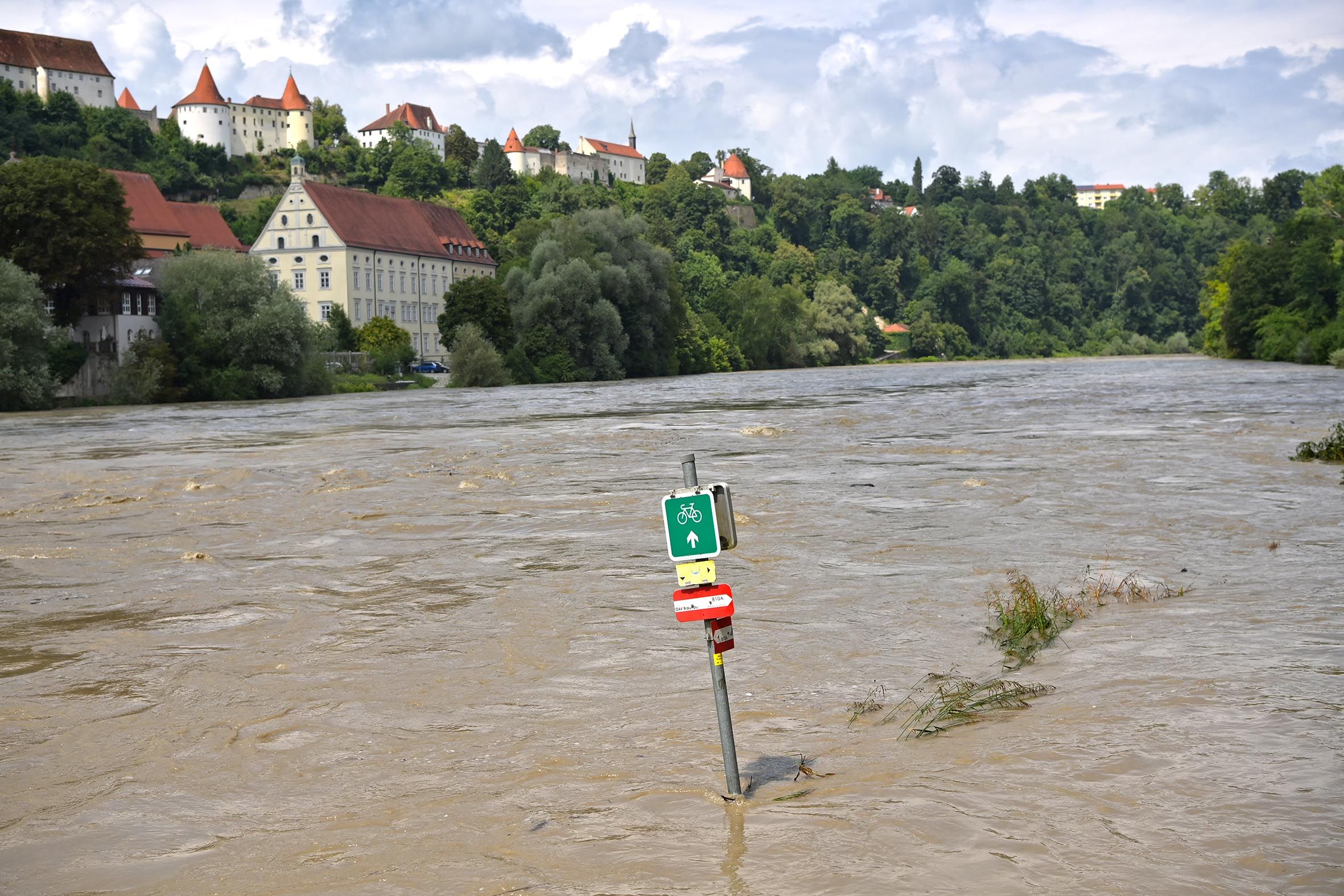 Brenzlige Lage im Bezirk Braunau: Stundenlanger Starkregen führte zu Überschwemmungen.