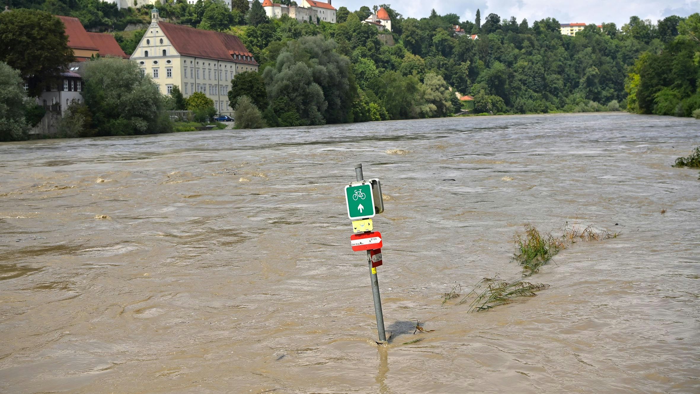 Heute.at - Brutale Regen-Walze – nun treten erste Flüsse über Ufer