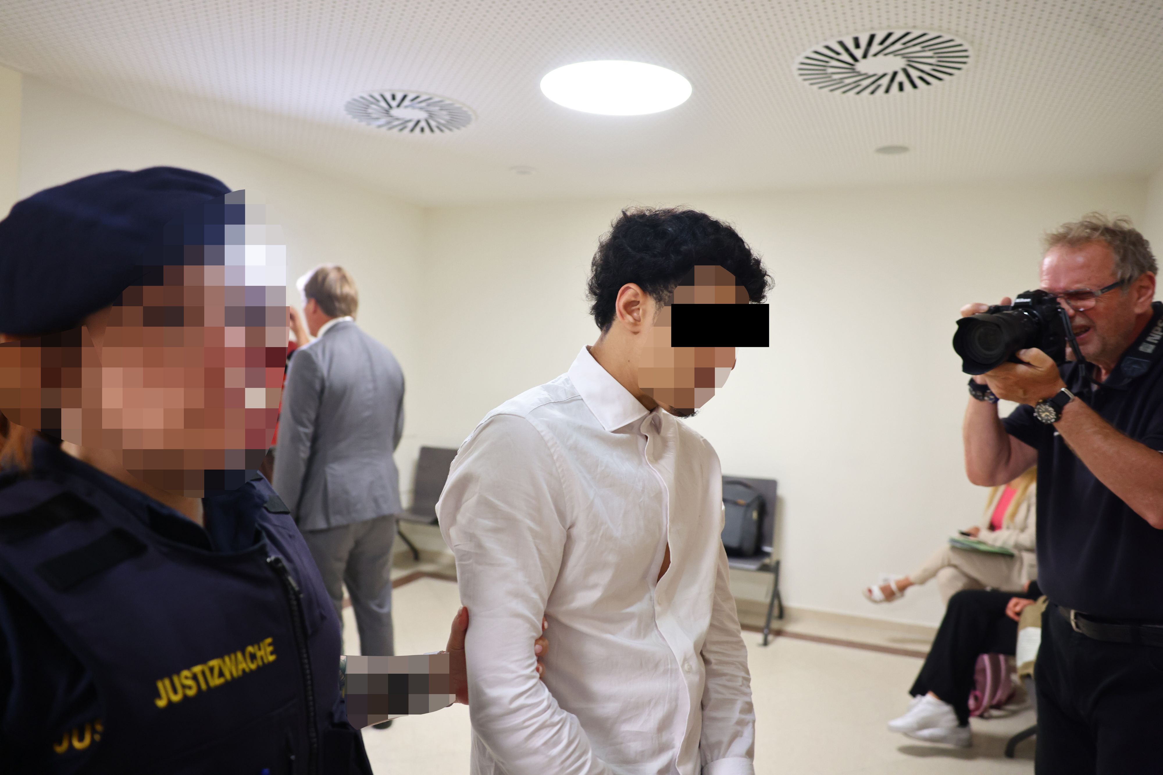 Teenager am Weg in den Gerichtssaal. 