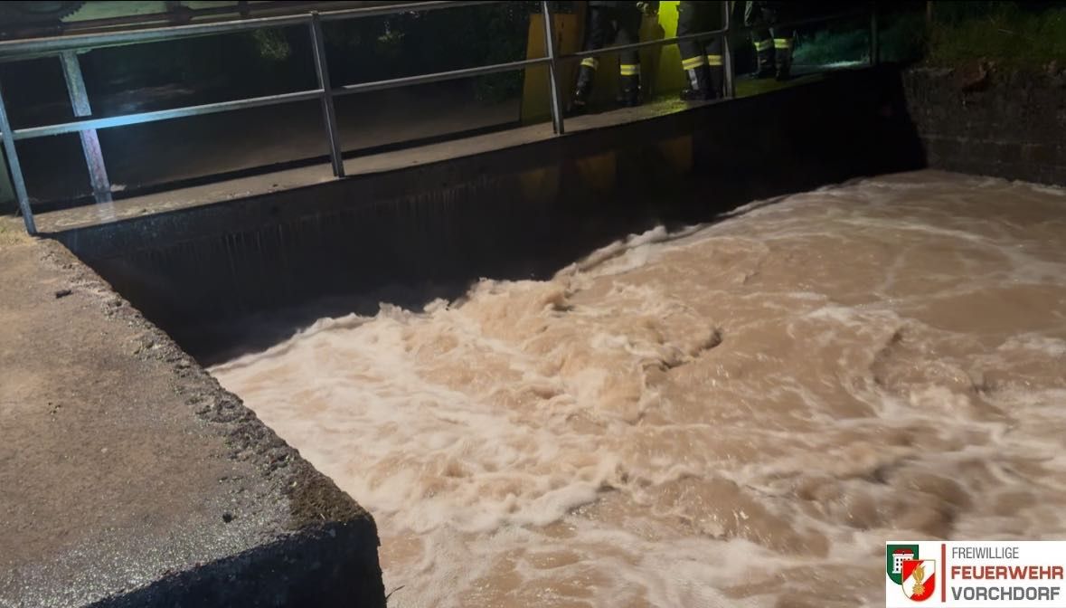 Wegen der Wassermassen hatte die Feuerwehr in Vorchdorf (Bez. Gmunden) bereits alle Hände voll zu tun.