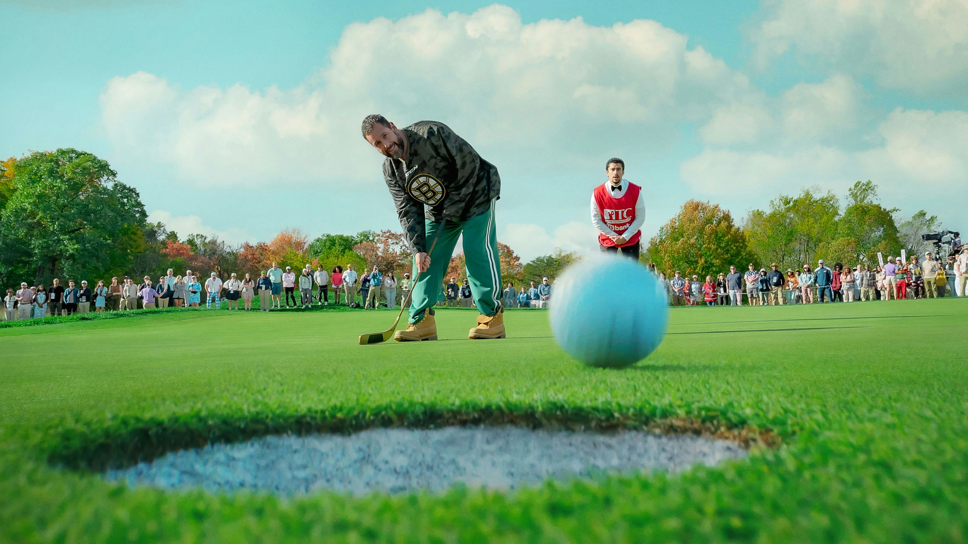Adam Sandler zieht wieder das Eishockeyshirt an – und geht Golfen