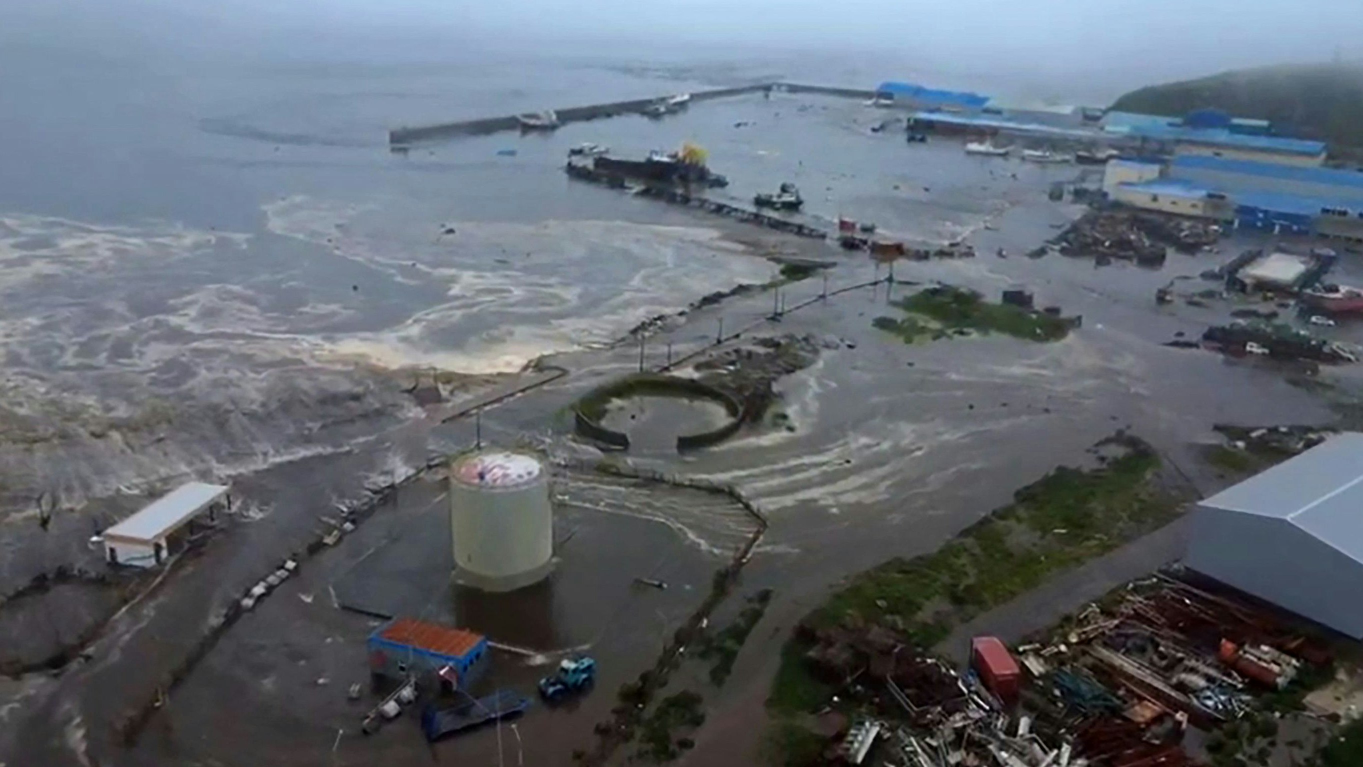 Heute.at - Russen-Tsunami bäumt sich auf – 5 Meter hohe Wellen