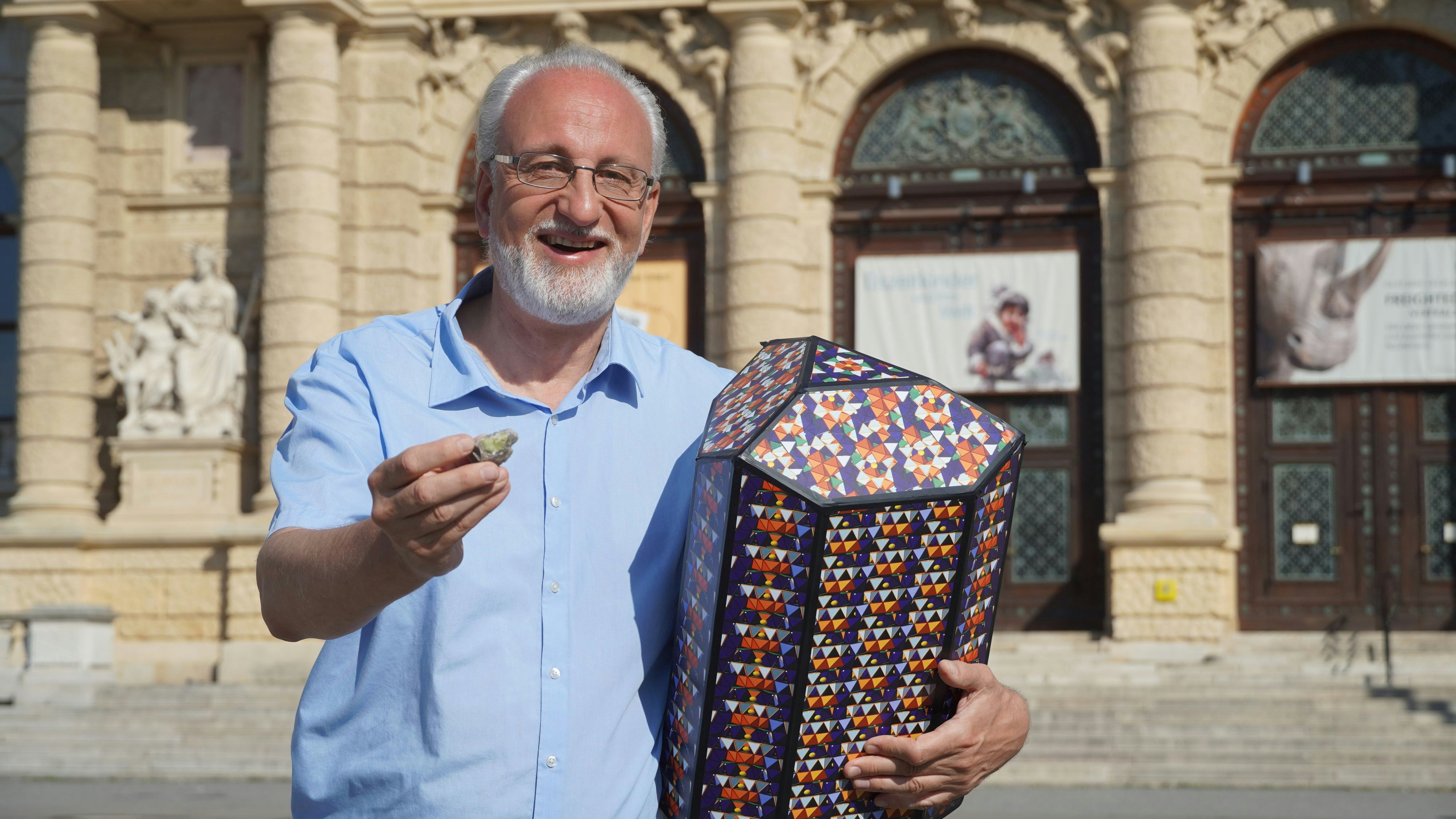 Andreas Ertl mit dem Ertlit in der rechten Hand.  