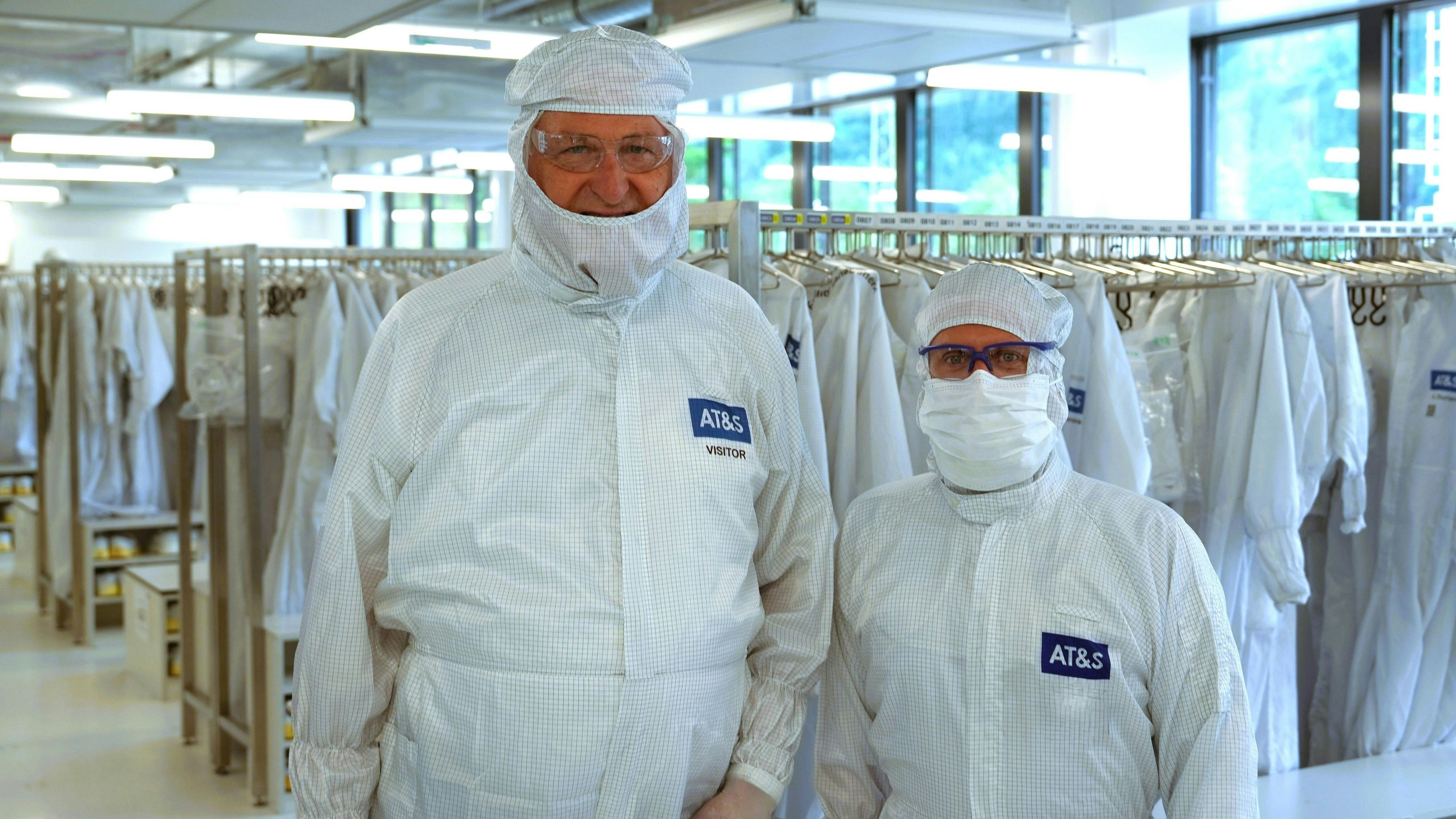 Rektor im Reinraum: Peter Moser (links) von der Montanuniversität besichtigte bei AT&S in Leoben auch das neue Werk HTB3 mit dem Substrat-Experten Martin Münzer.