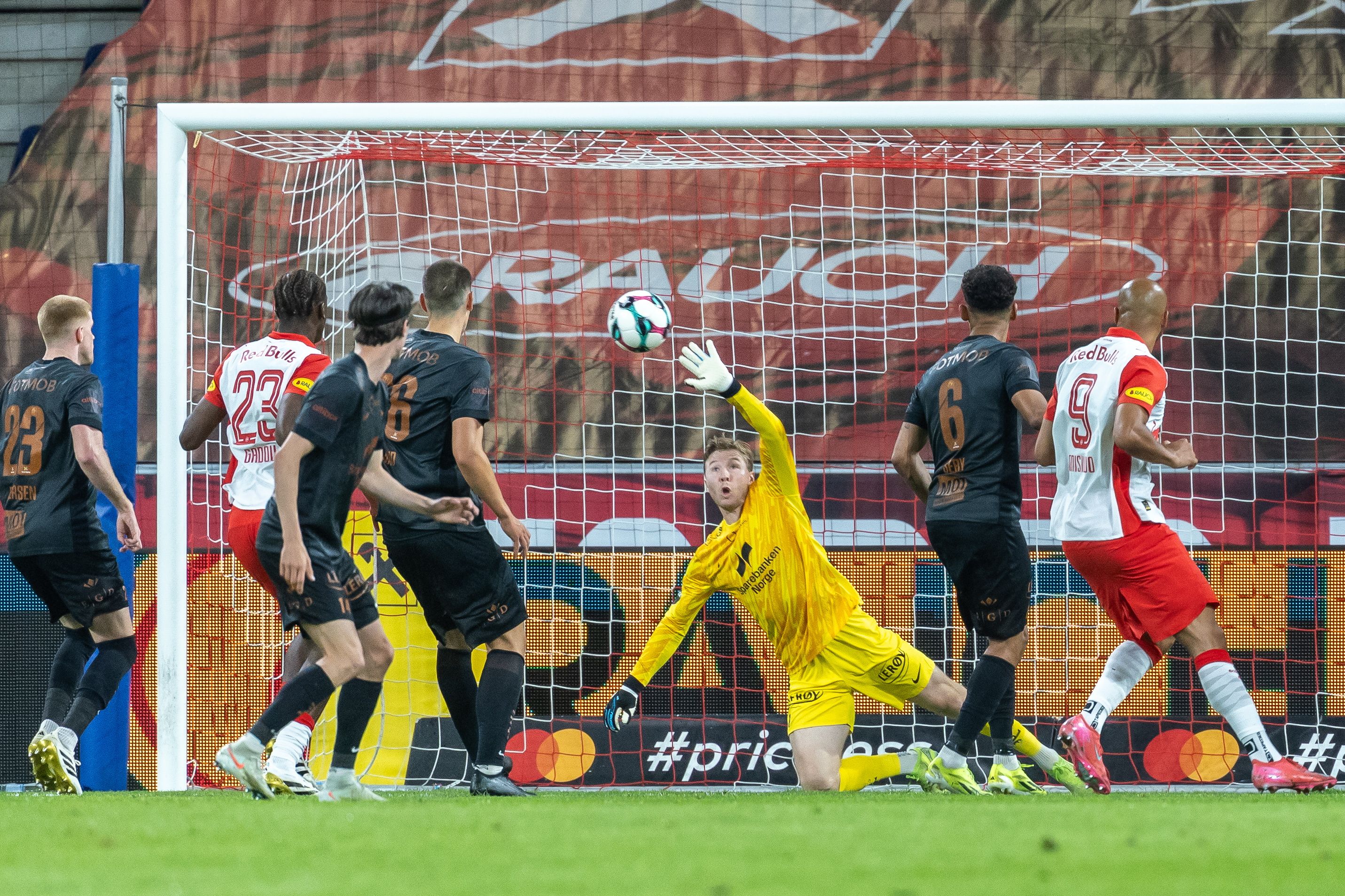 Kjaergaard gleicht mit einem Freistoßtor aus.