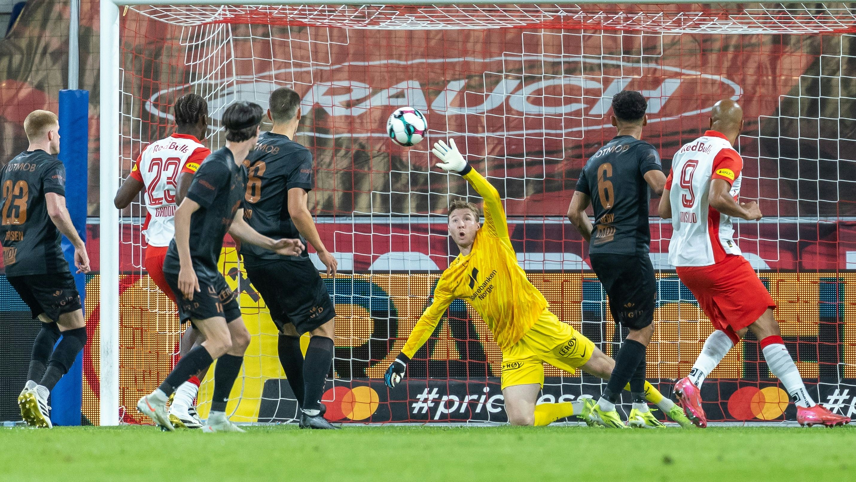 Kjaergaard gleicht mit einem Freistoßtor aus.