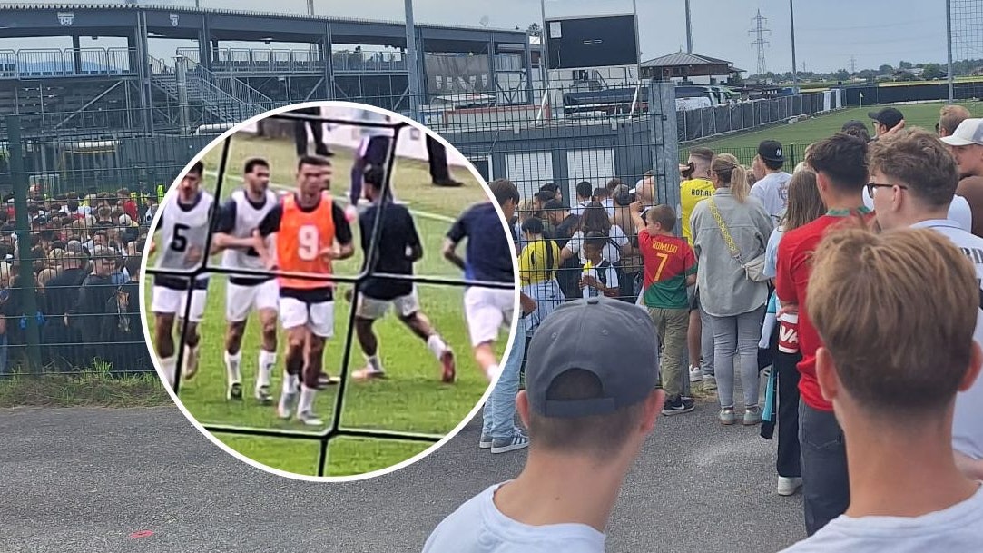 Der Ansturm in Grödig ist groß. Alle strömen zum Ronaldo-Match. Dieser wärmt mit einem orangen Sonder-Trikot auf.