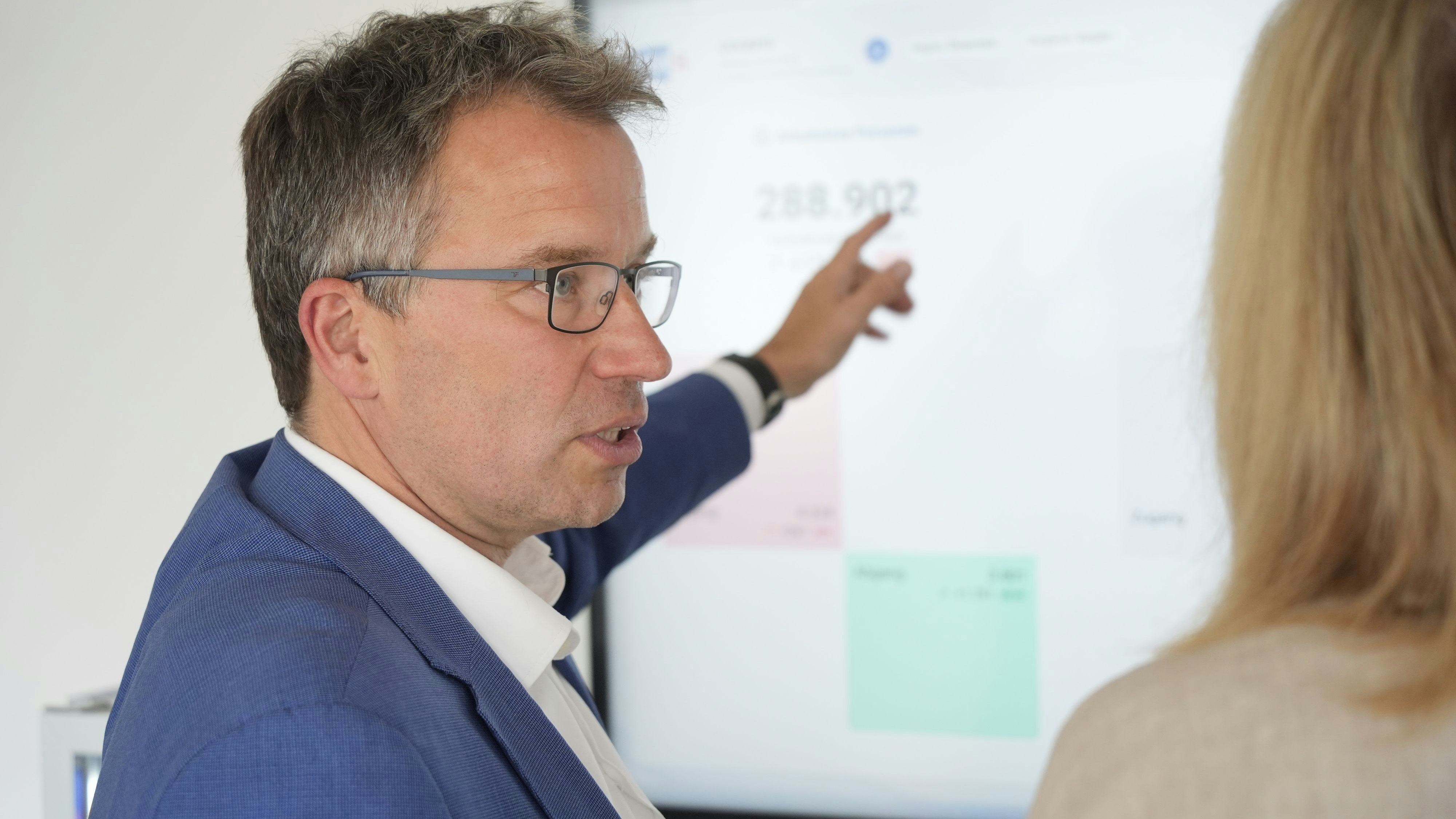 AMS-Chef Kopf an seinem Screen mit Echtzeit-Daten zum Arbeitsmarkt.