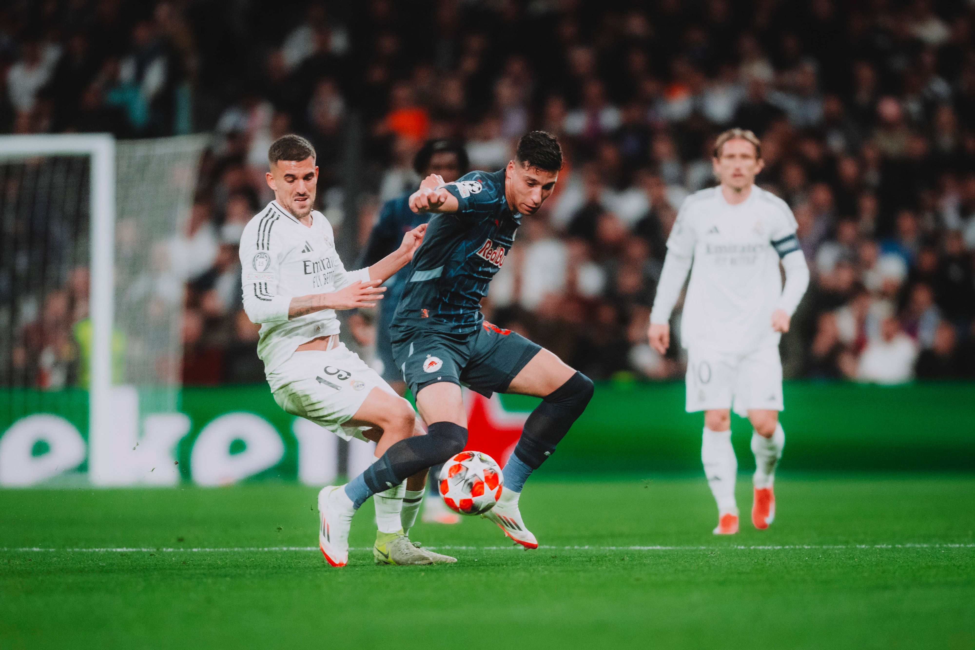 Adam Daghim im Duell mit Real-Star Dani Ceballos.