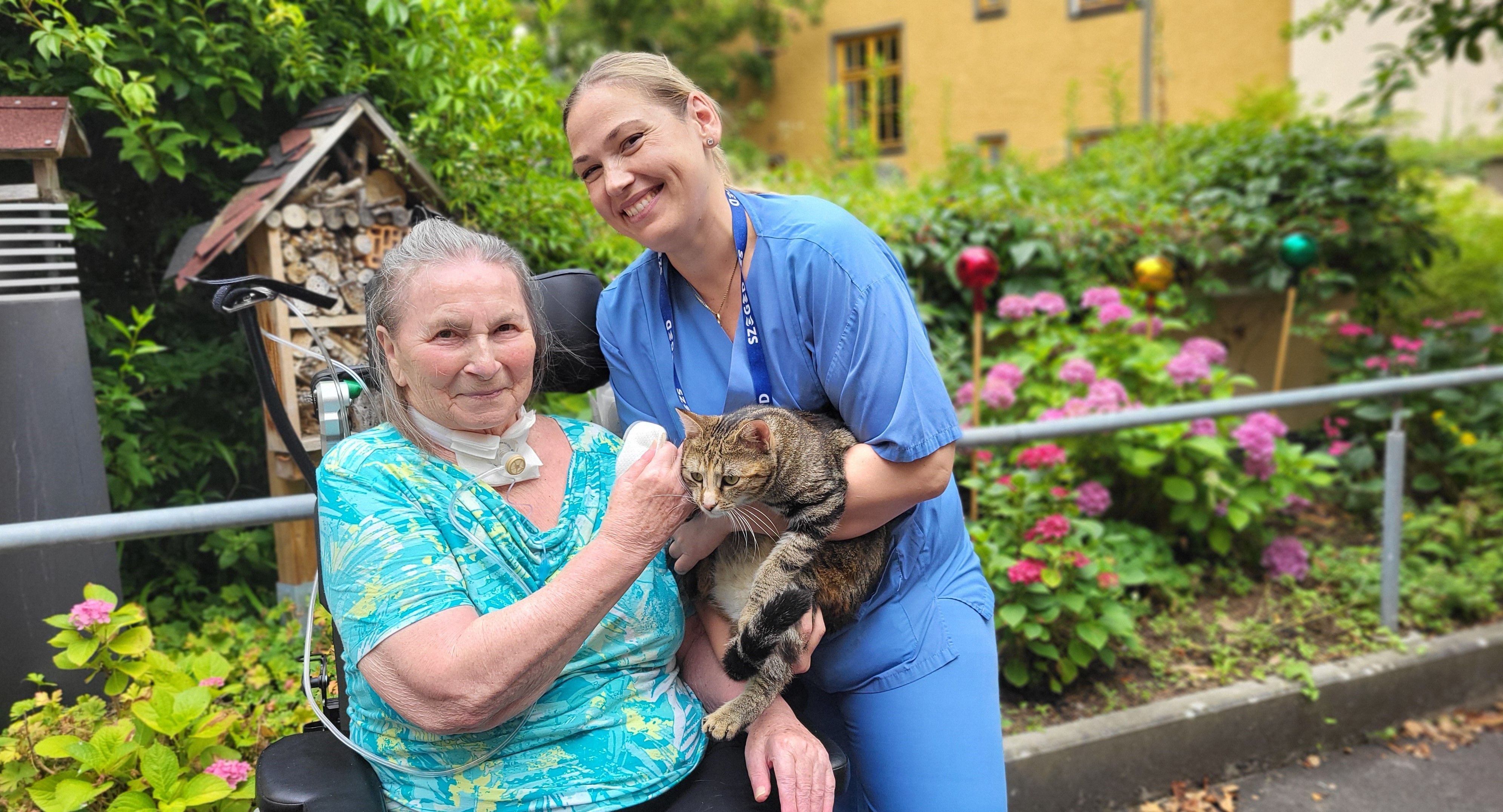 Berta Schramm (83) Aus Rohrbach-Berg mit Caritas-Mitarbeiterin Agnes Harangozo.