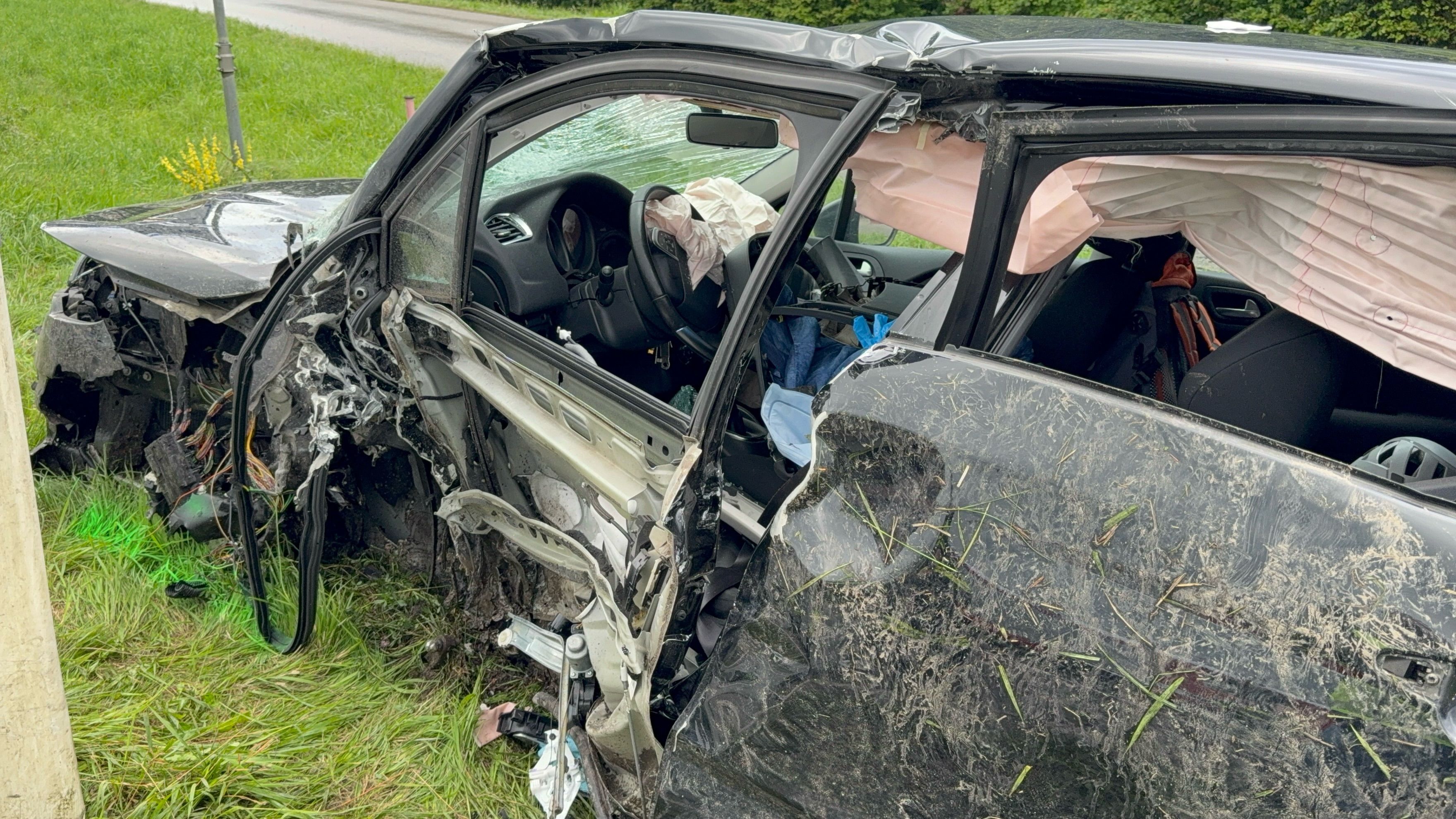 Der PKW blieb erst in der Wiese stehen.
