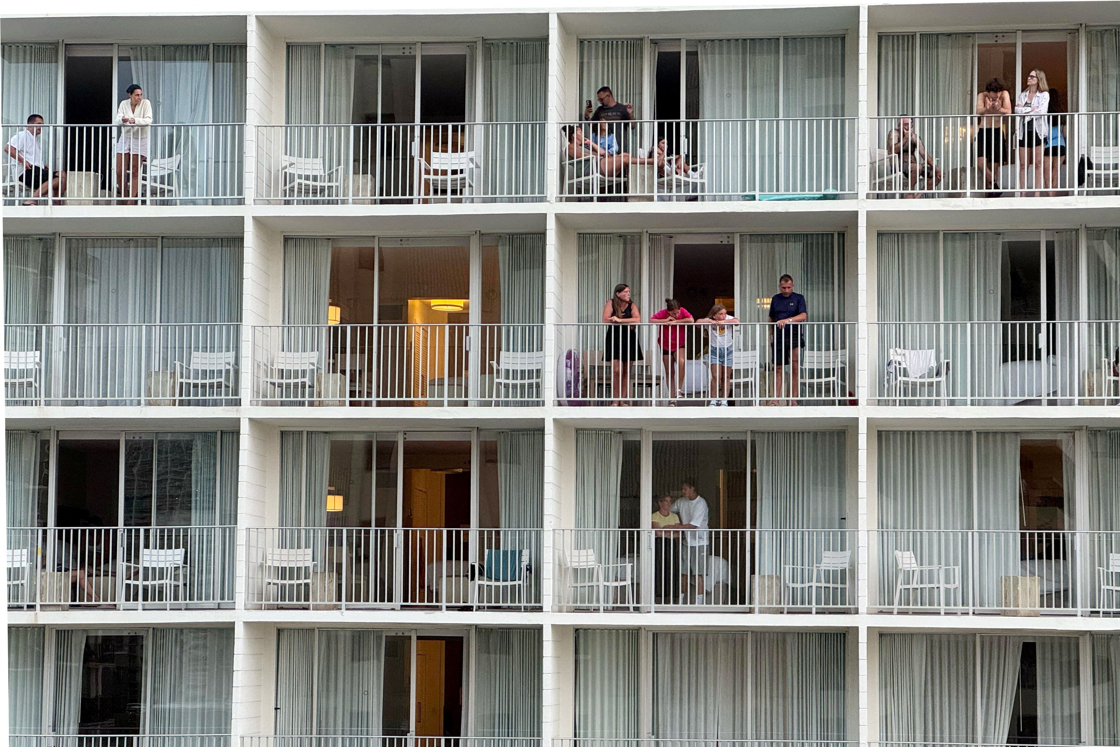 Urlauber auf Hawaii wurden gebeten, im Hotel zu bleiben. Nun warten sie auf die Tsunami-Wellen.