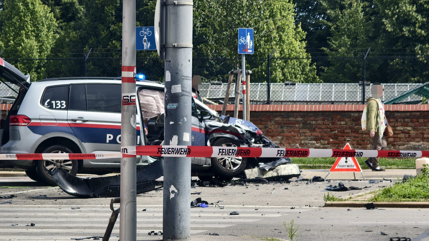 In der Leopoldstadt krachten ein Polizei- und Rettungsauto zusammen.