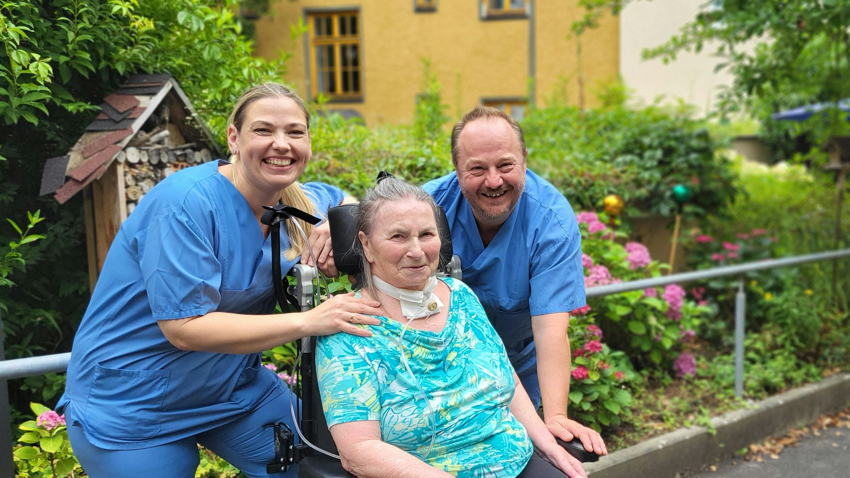 Schramm mit Caritas-Mitarbeiterin Agnes Harangozo und Uwe Reich, Leiter der Langzeitbeatmungsstation im Seniorenwohnhaus Karl Borromäus