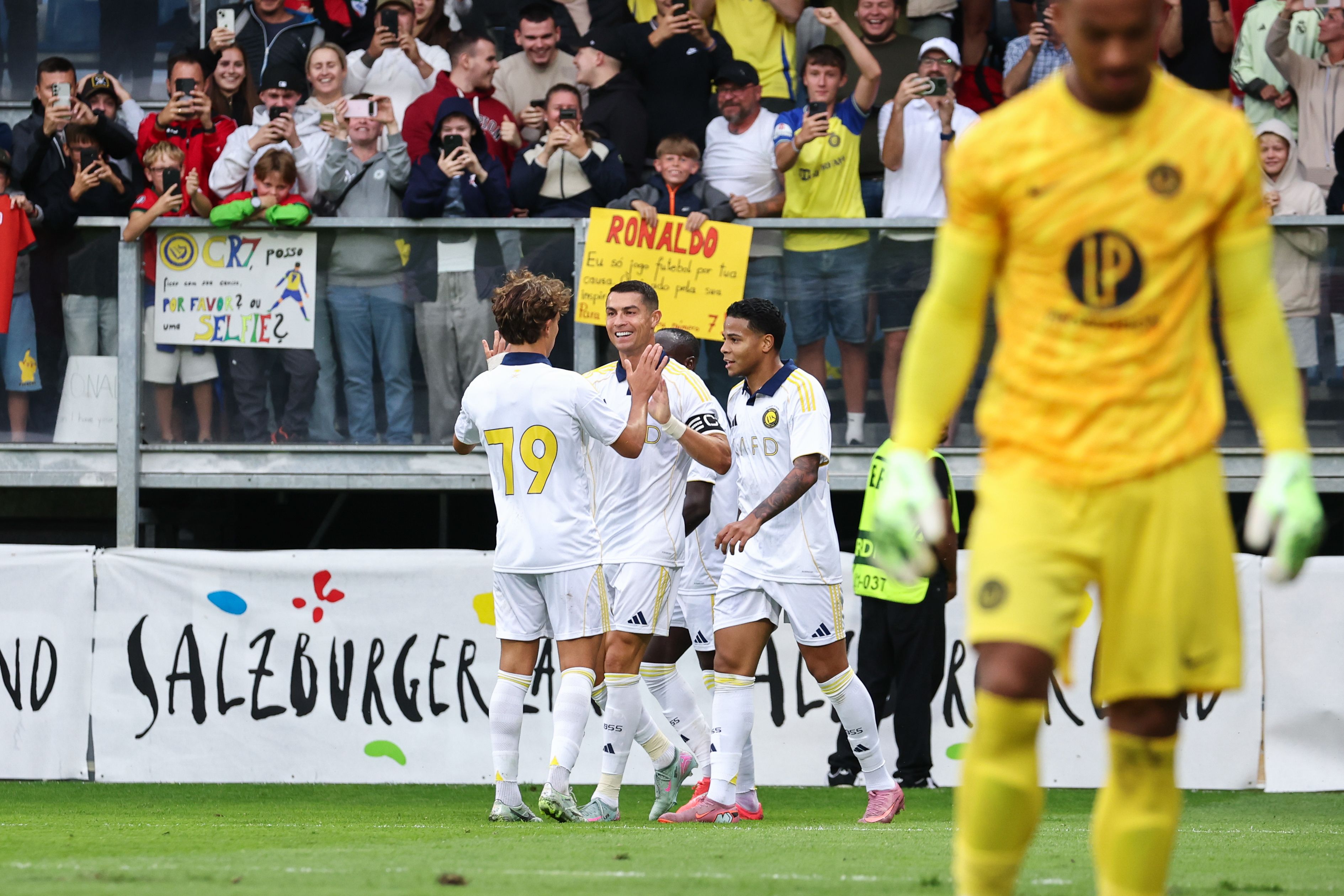 Cristiano Ronaldo jubelt vor den heimischen Fans.