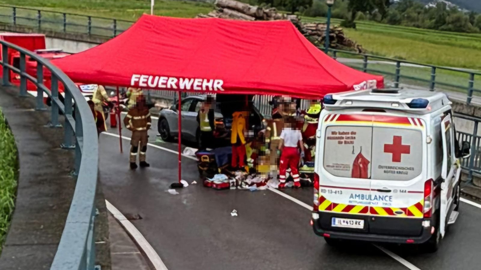 Heute.at - Moped-Lenker (15) bleibt nach Crash auf Straße liegen