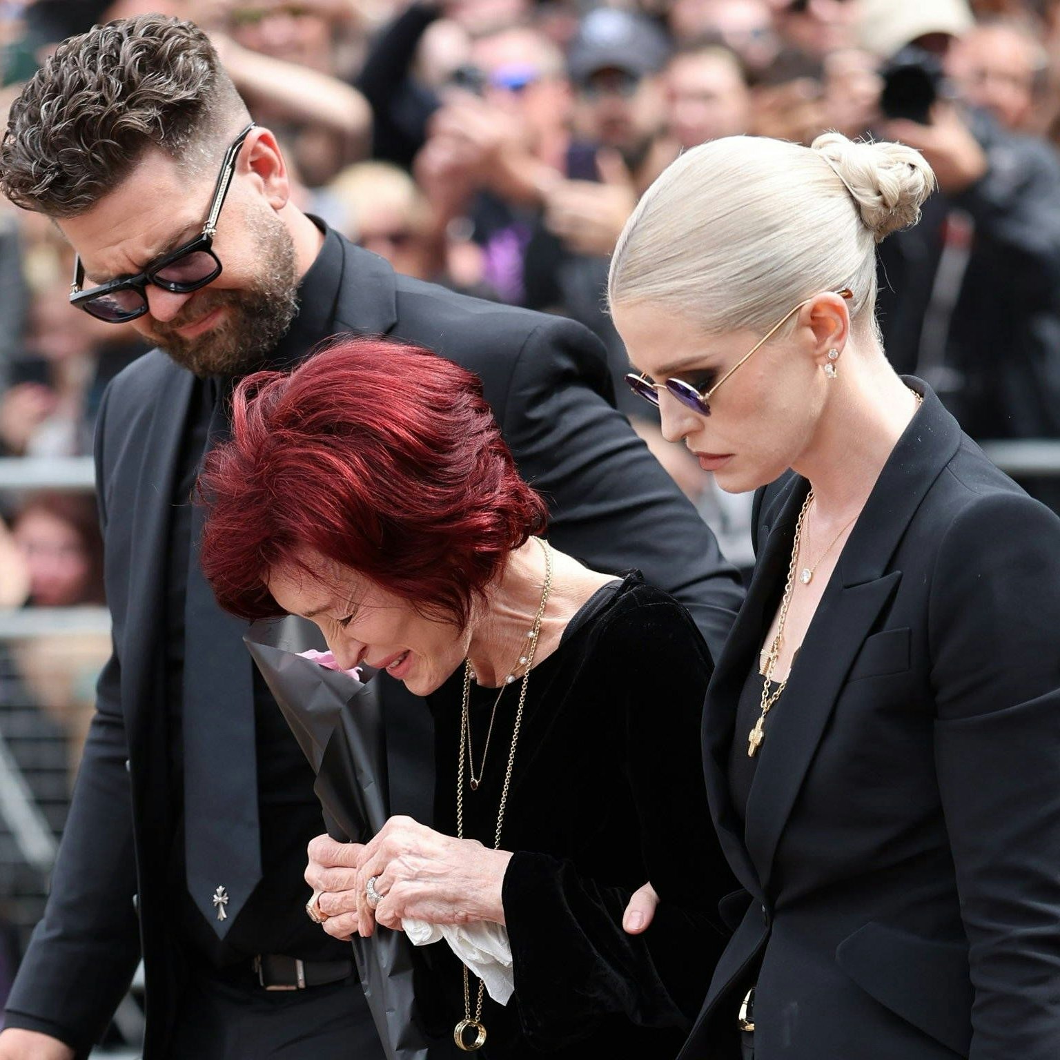 Den emotionalen Höhepunkt erreichte der Trauerzug, als Sharon mit den Kindern Jack und Kelly aus dem Wagen stieg und vor der Black Sabbath Bank eine Rose niederlegte. 