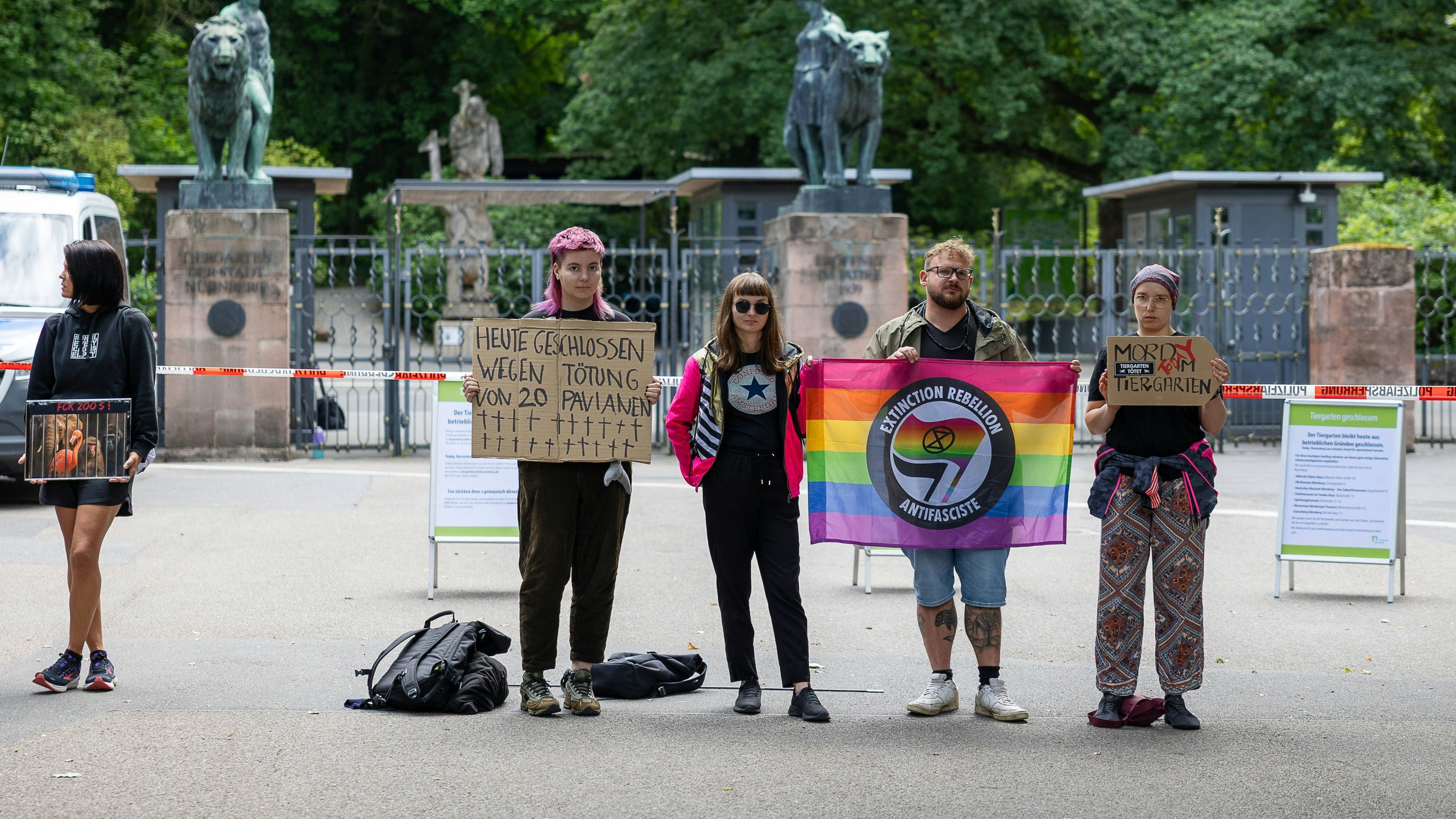 Am Dienstag versammelten sich Demonstranten vor dem Tiergarten.