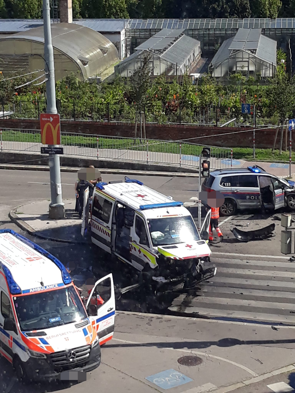 In der Leopoldstadt krachten ein Polizei- und ein Rettungsauto zusammen