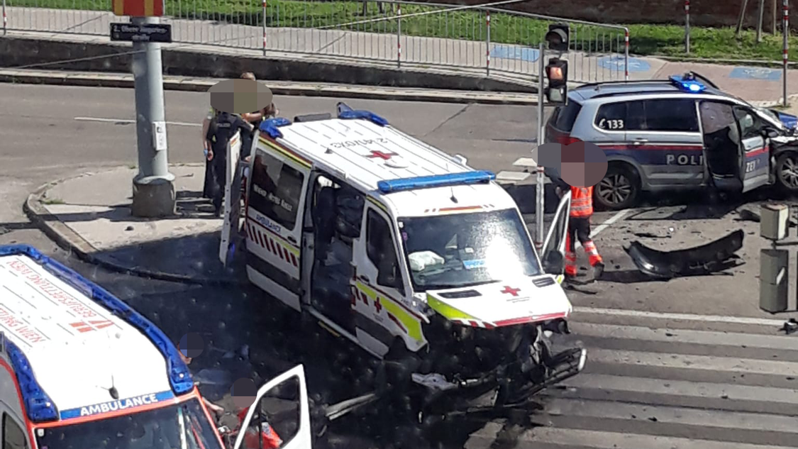 In der Leopoldstadt krachten ein Polizei- und Rettungsauto zusammen