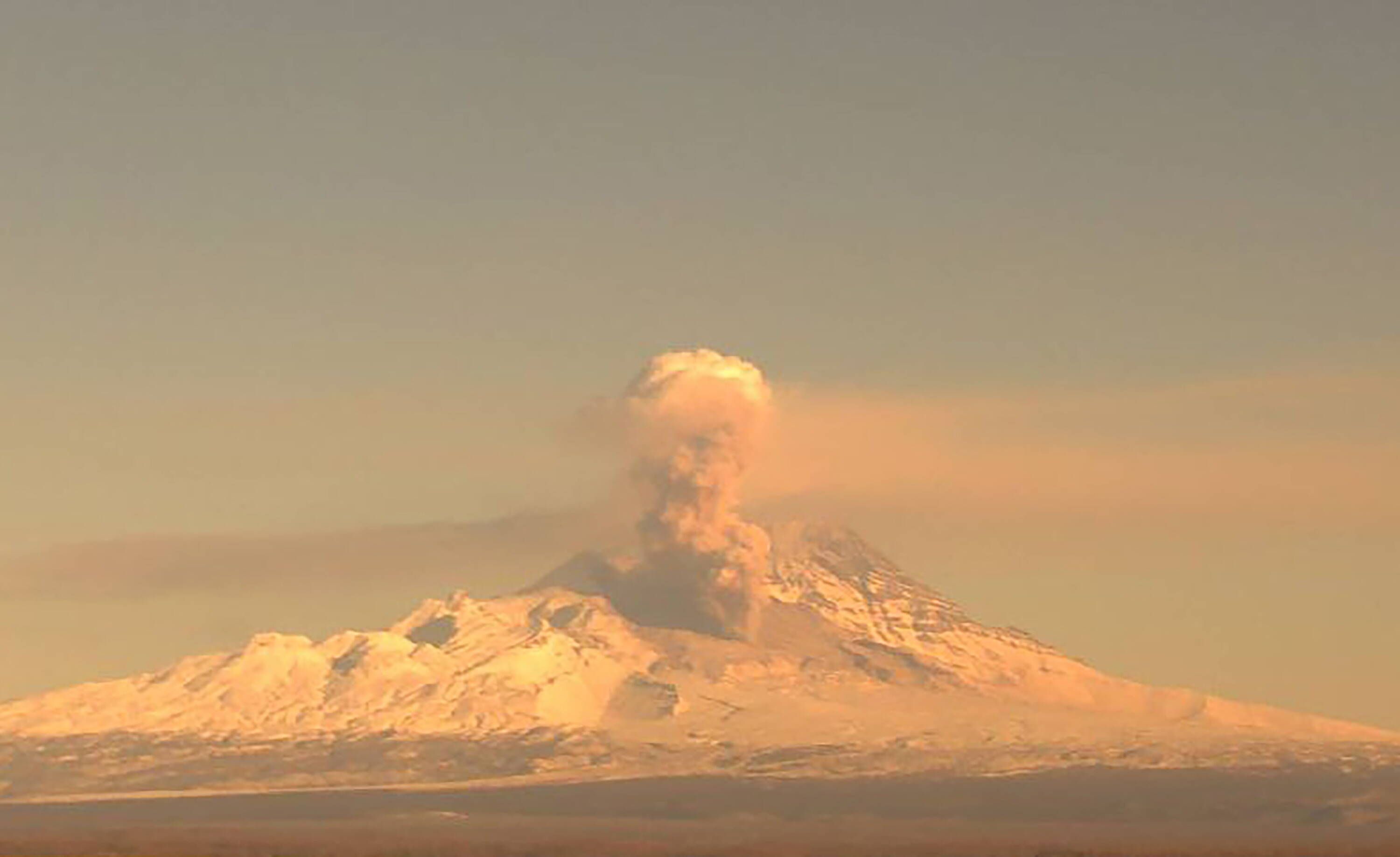Lava soll über den Westhang des Vulkans hinunterfließen. Symbolbild.