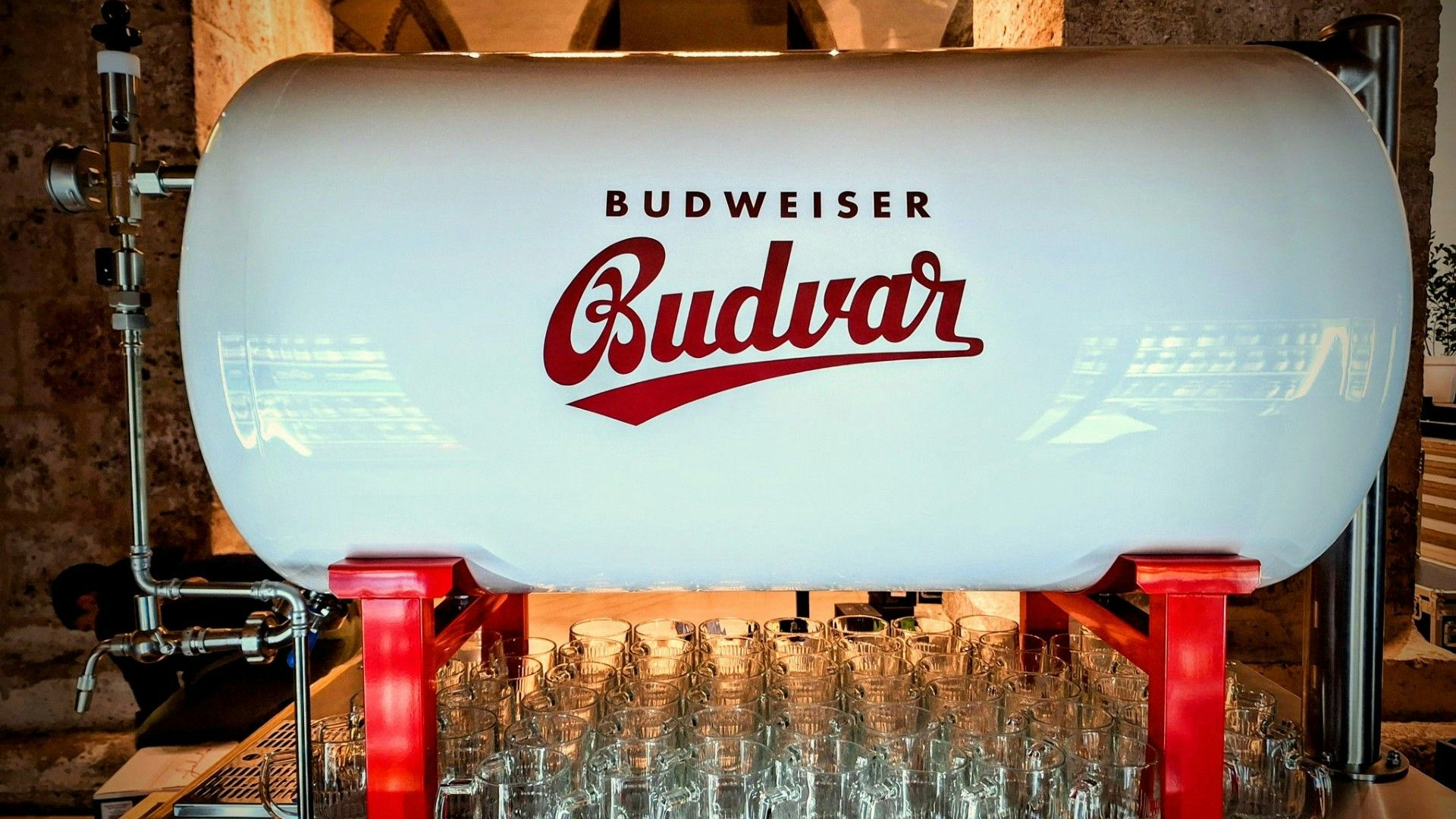 Besuche den Budweiser Tankwagen und schnapp dir dein gratis Seiterl!