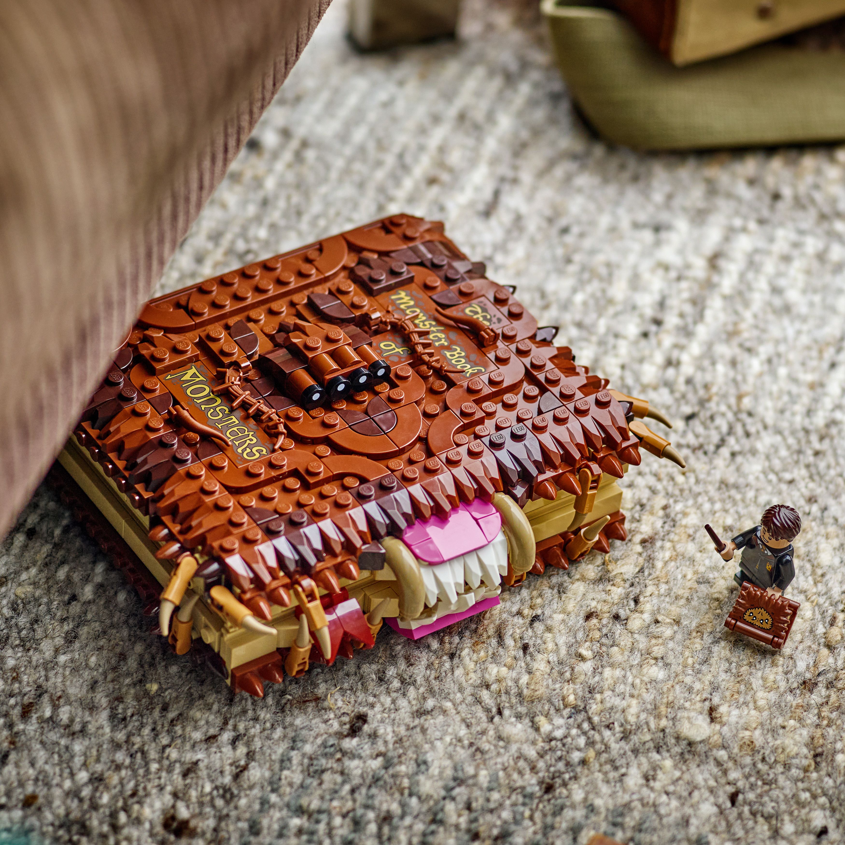 Das LEGO Harry Potter Beißende Monsterbuch der Monster ist dem legendären Lehrbuch aus den Filmen nachempfunden.