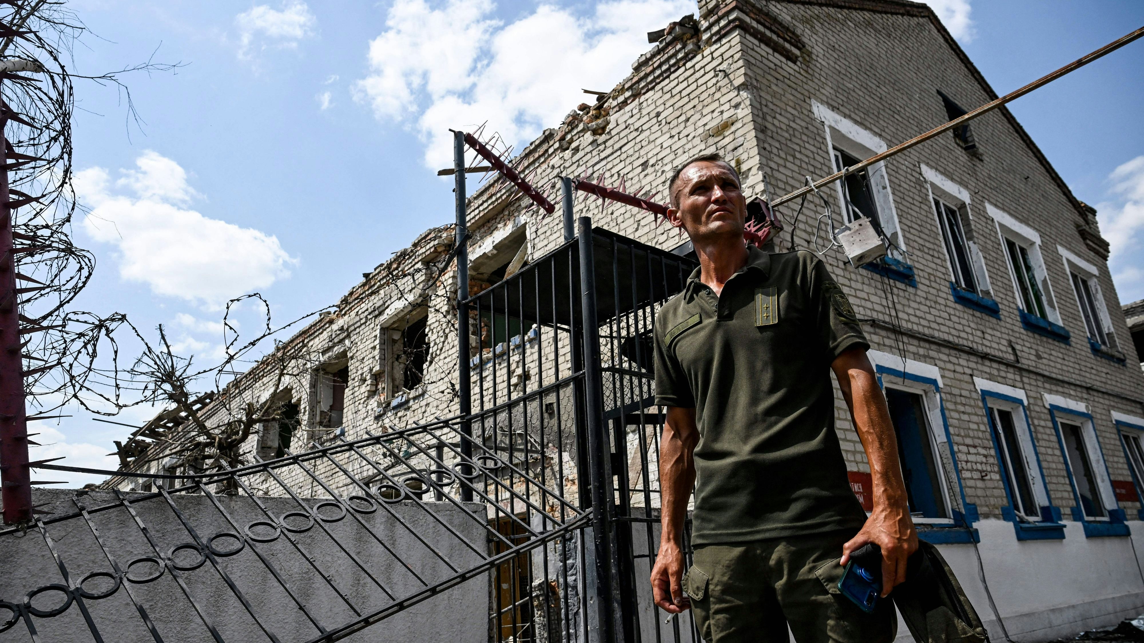 Bei einem russischen Angriff auf ein Gefängnis in der ukrainischen Region Saporischschja sind nach ukrainischen Angaben 16 Menschen getötet worden.