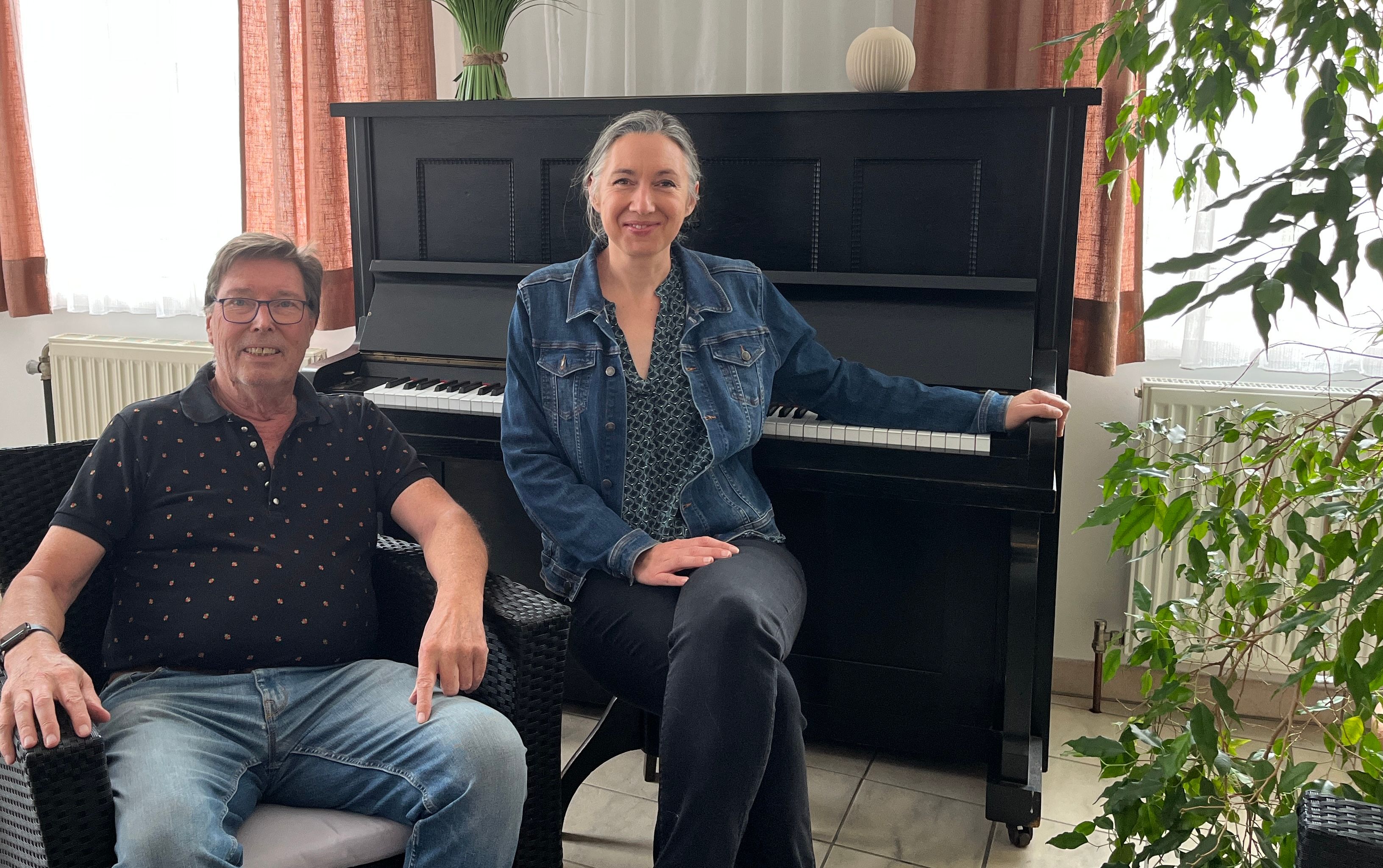 Die Betreiber Wolfgang Müller und seine Frau Silvia Martinek im alten Frühstückssaal.