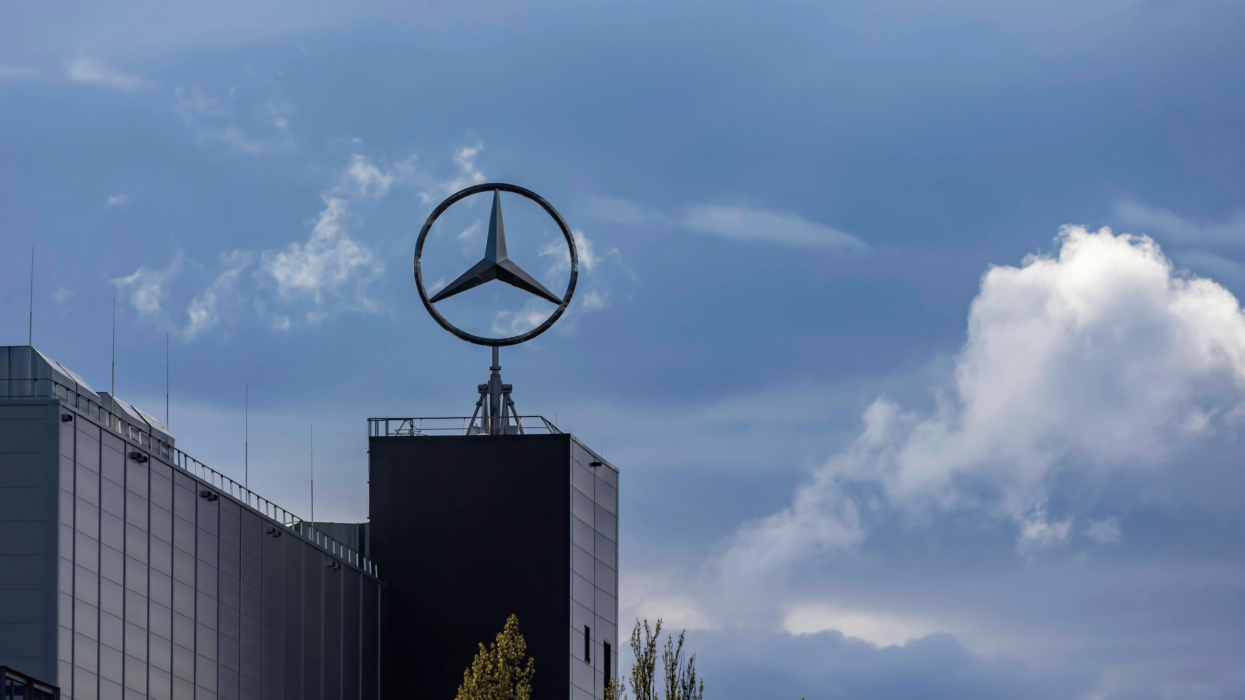 Heute.at - Mercedes-Benz-Gewinn bricht um mehr als die Hälfte ein