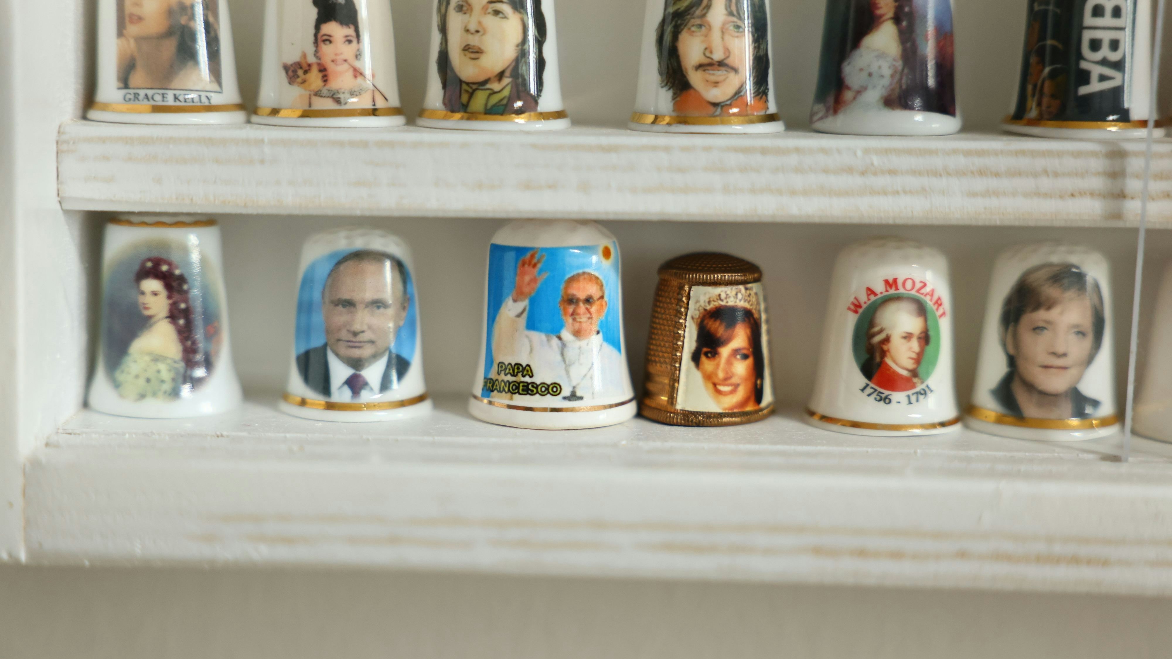 Der Fingerhut mit dem Papst darauf – er ist auch von ihm gesegnet. Daneben ist ein Fingerhut mit Putin darauf.