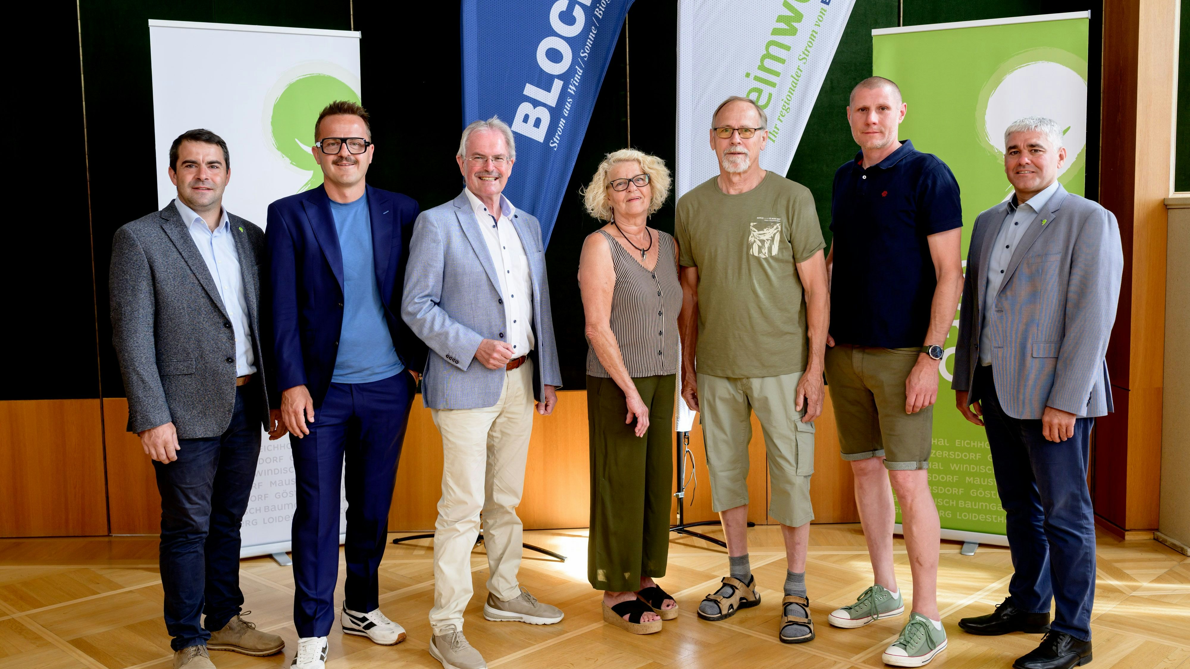 Vize-Bürgermeister Martin Bauer, BLOCH3-Geschäftsführer Martin Blochberger, Landtagspräsident Karl Wilfing, zufriedene Heimwatt-Kunden Brigitte und Alois Widhalm sowie Robert Schodl und Bürgermeister Elmar Schöberl.