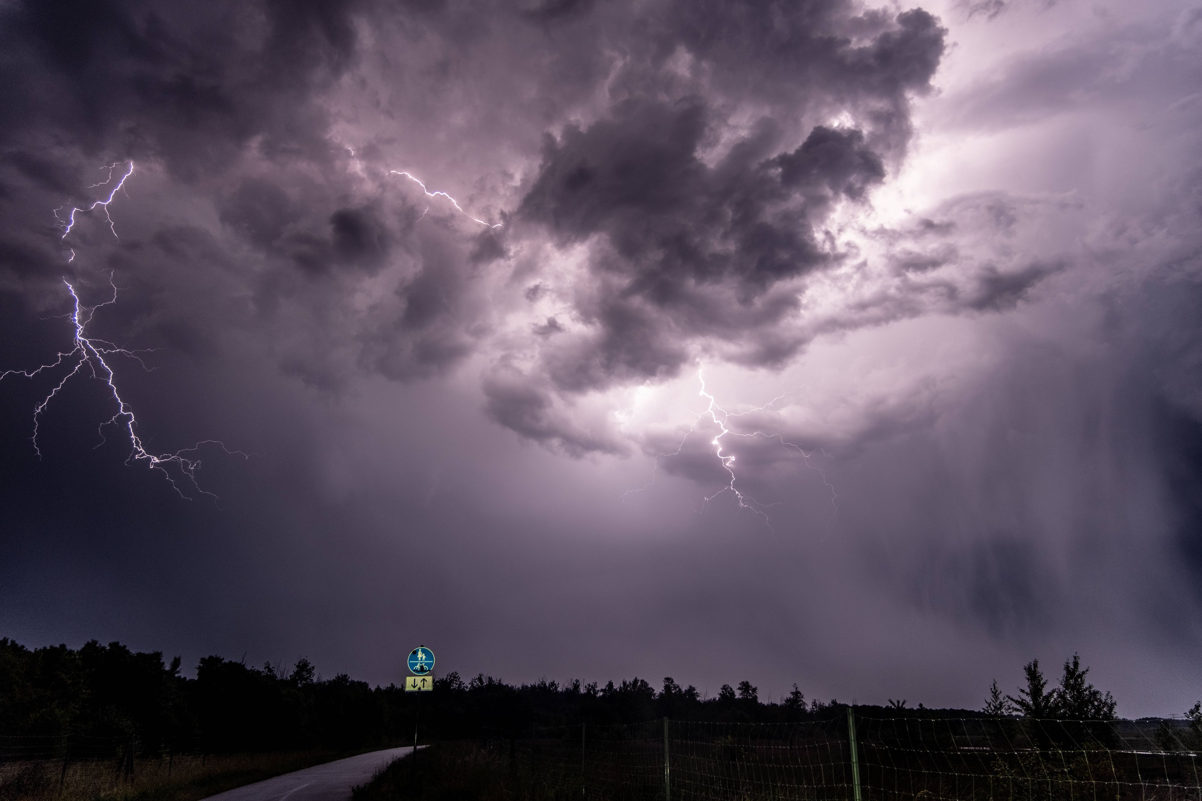 Ein kräftiges Gewitter zieht in den kommenden Tagen über Österreich.