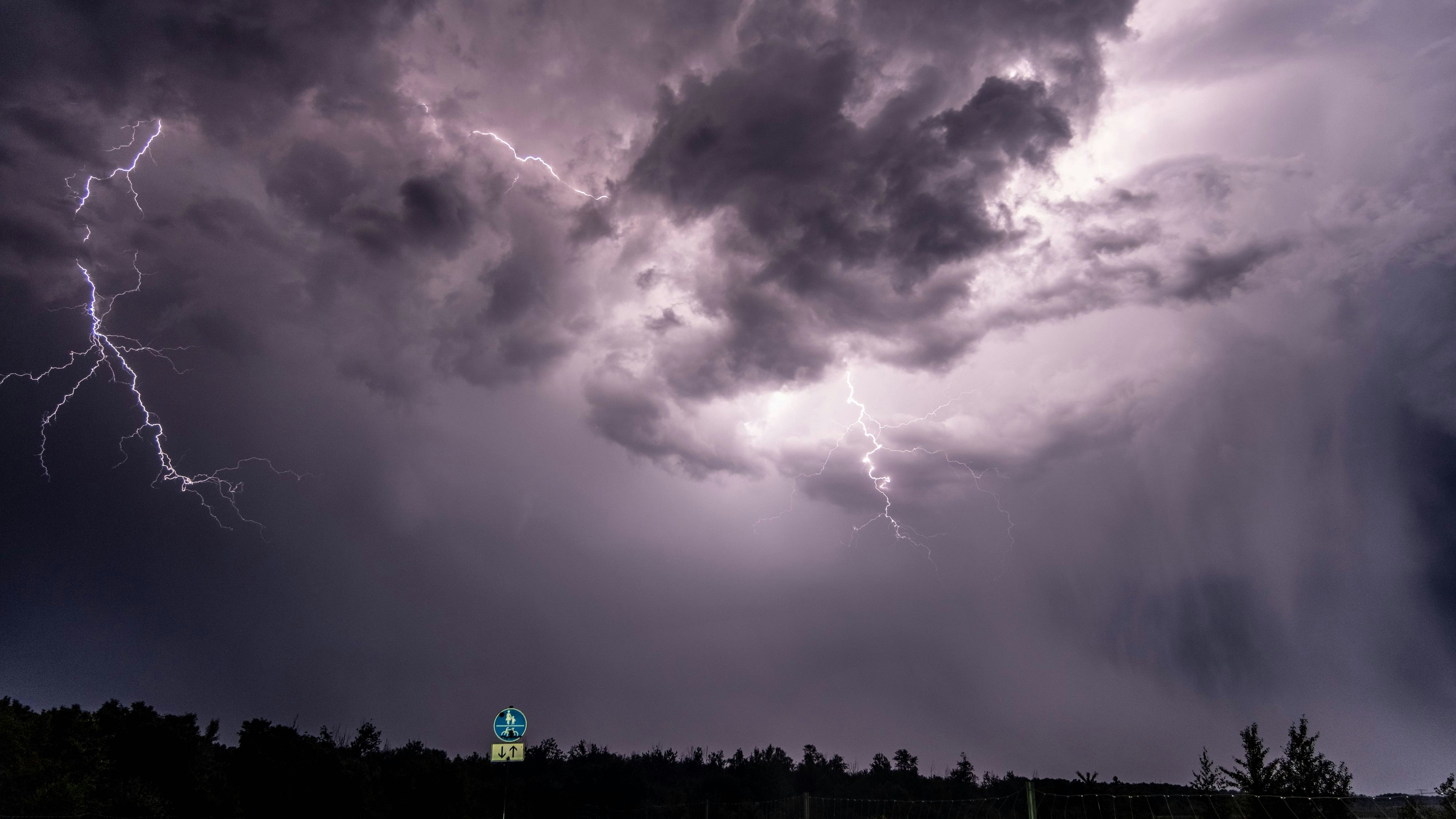 Heute.at - Hurrikan Erin bringt jetzt schwere Gewitter ins Land